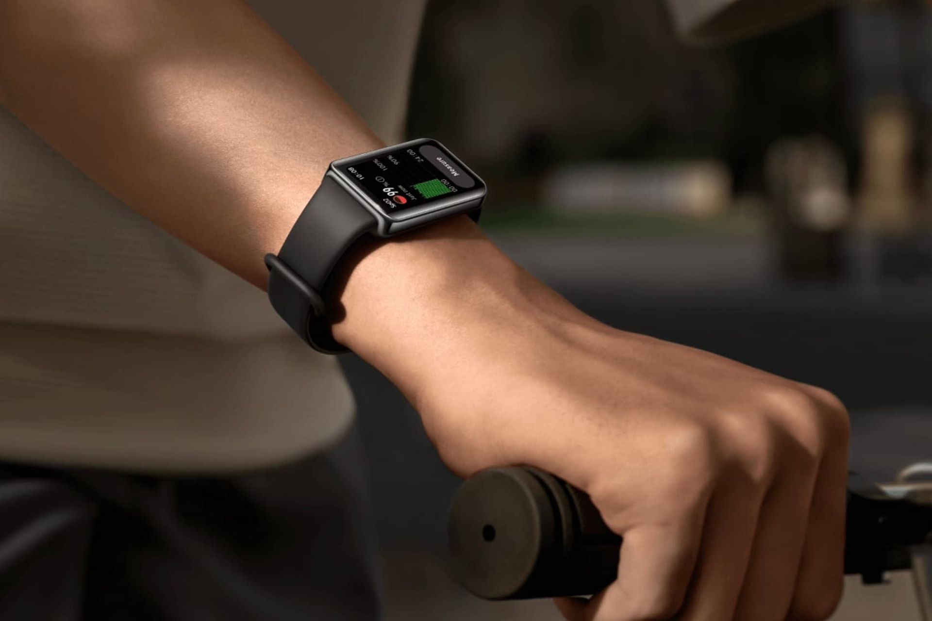 آنر بند ۹ / Honor Band 9 در دست دوچرخه سوار