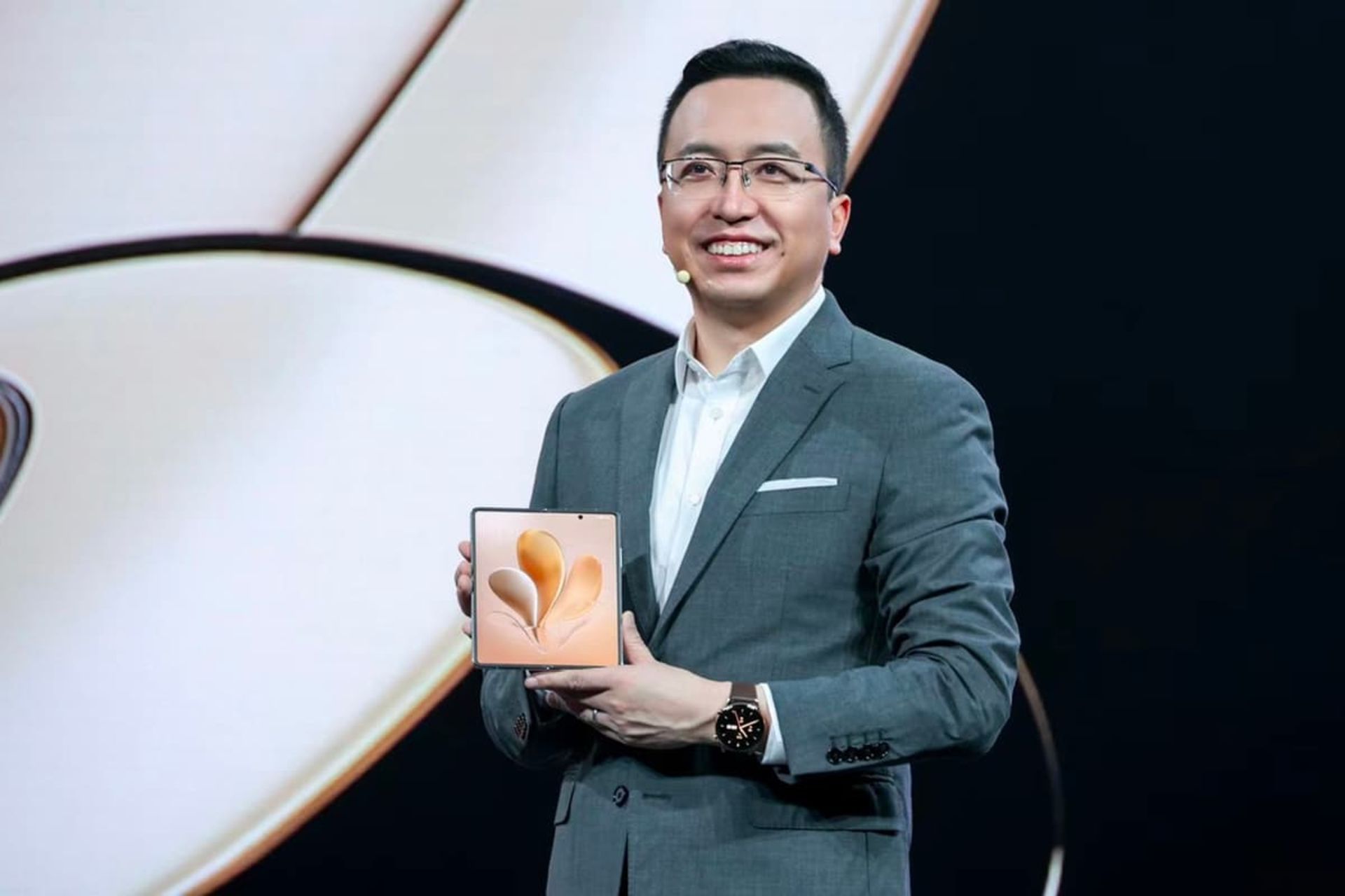 ژائو مینگ / Zhao Ming مدیرعامل آنر با کت شلوار و لبخند
