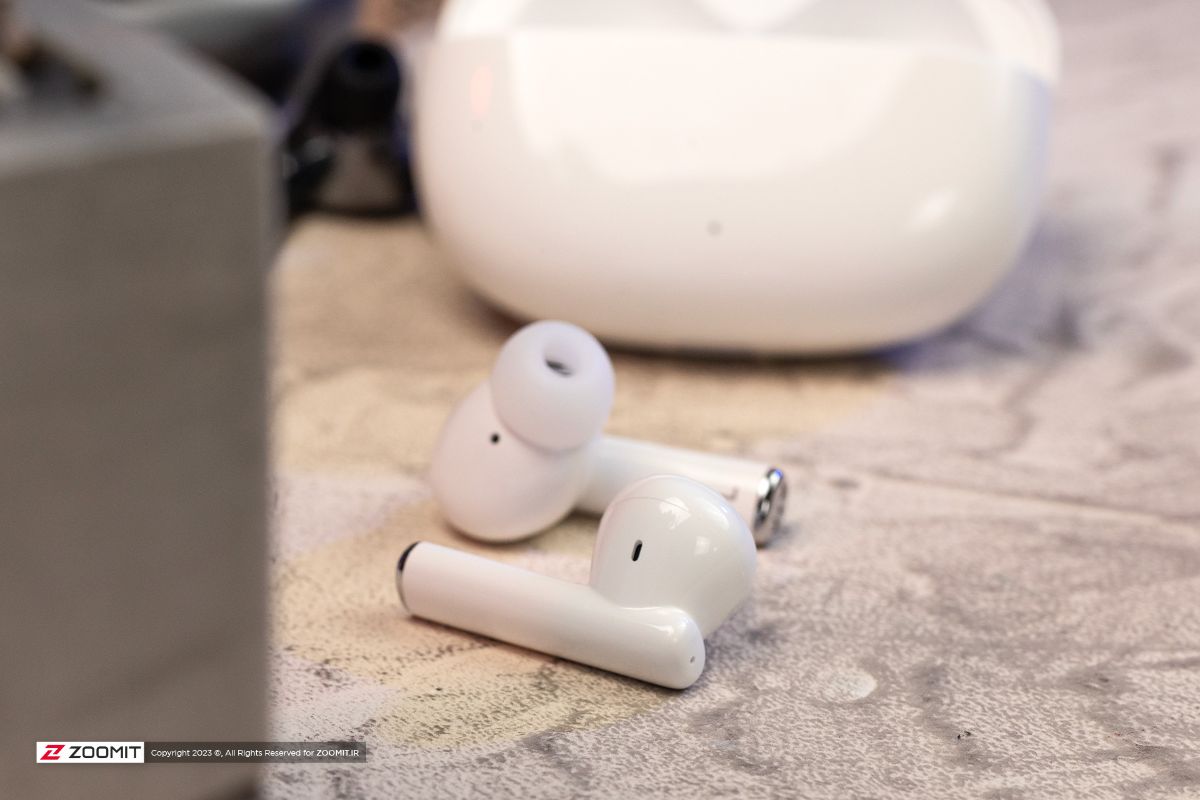 هدفون تماما بی‌سیم Honor Choice Earbuds X3  رنگ سفید کنار کیس