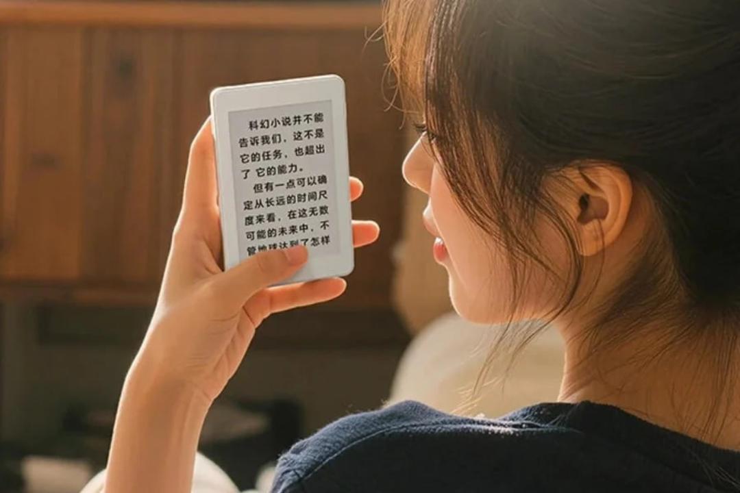کتاب‌خوان الکترونیکی Honor Life S3 با صفحه‌نمایش E-ink در دست کاربر