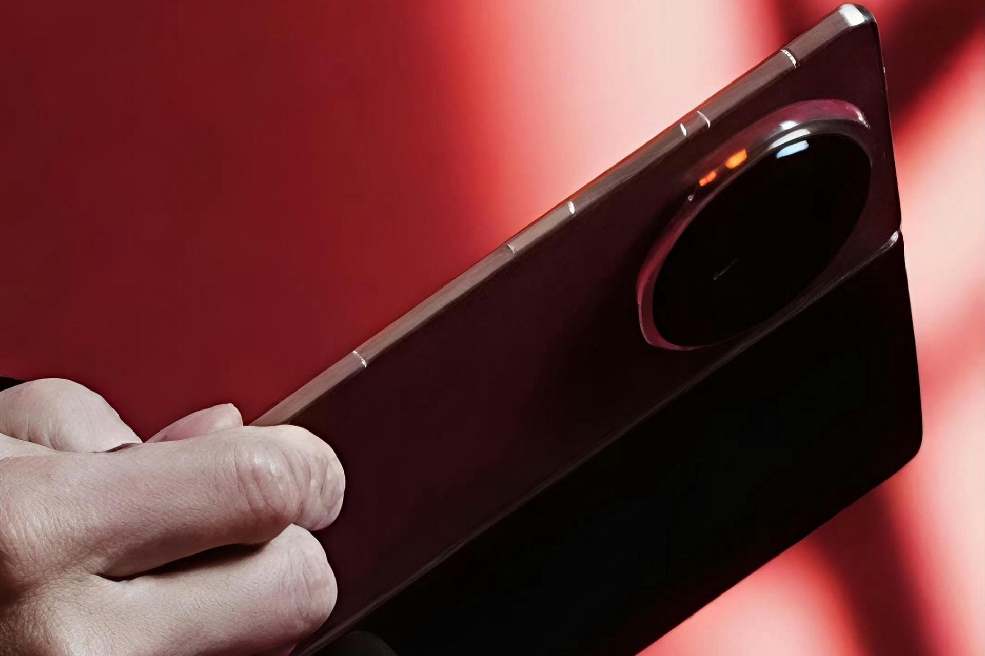 گوشی آنر مجیک V6 در دست کاربر