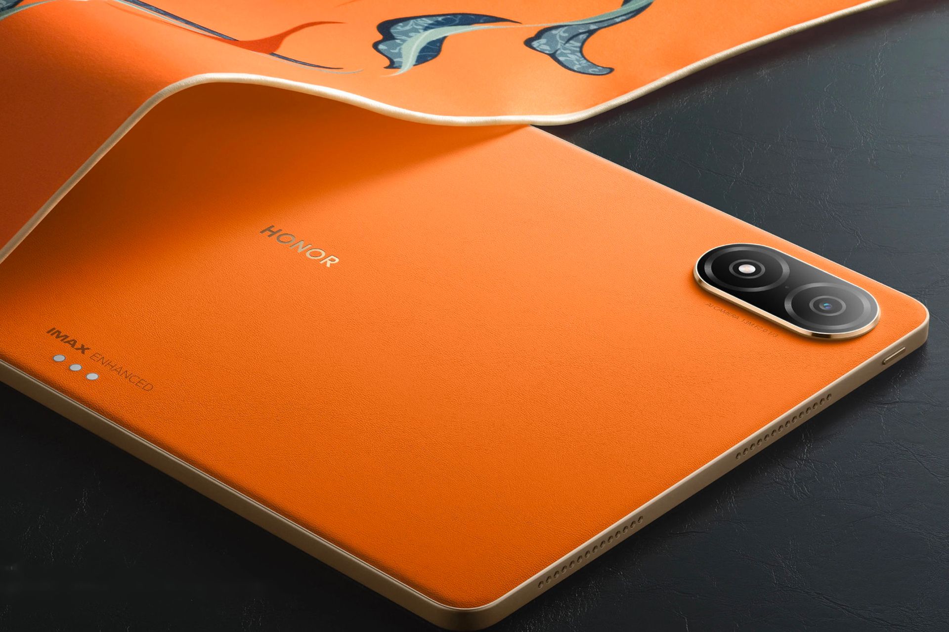 مدل نارنجی تبلت آنر پد وی 8 پرو از نمای پشت