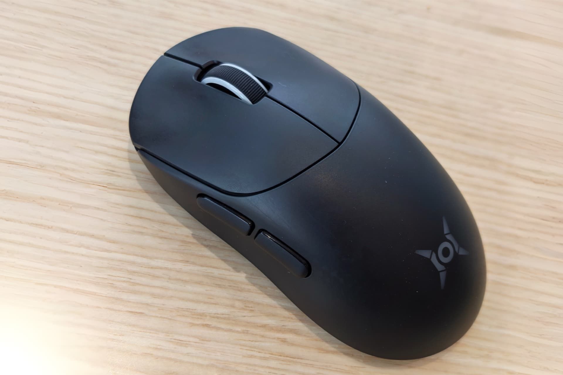 ماوس گیمینگ آنر WIN از نمای بالا روی میز