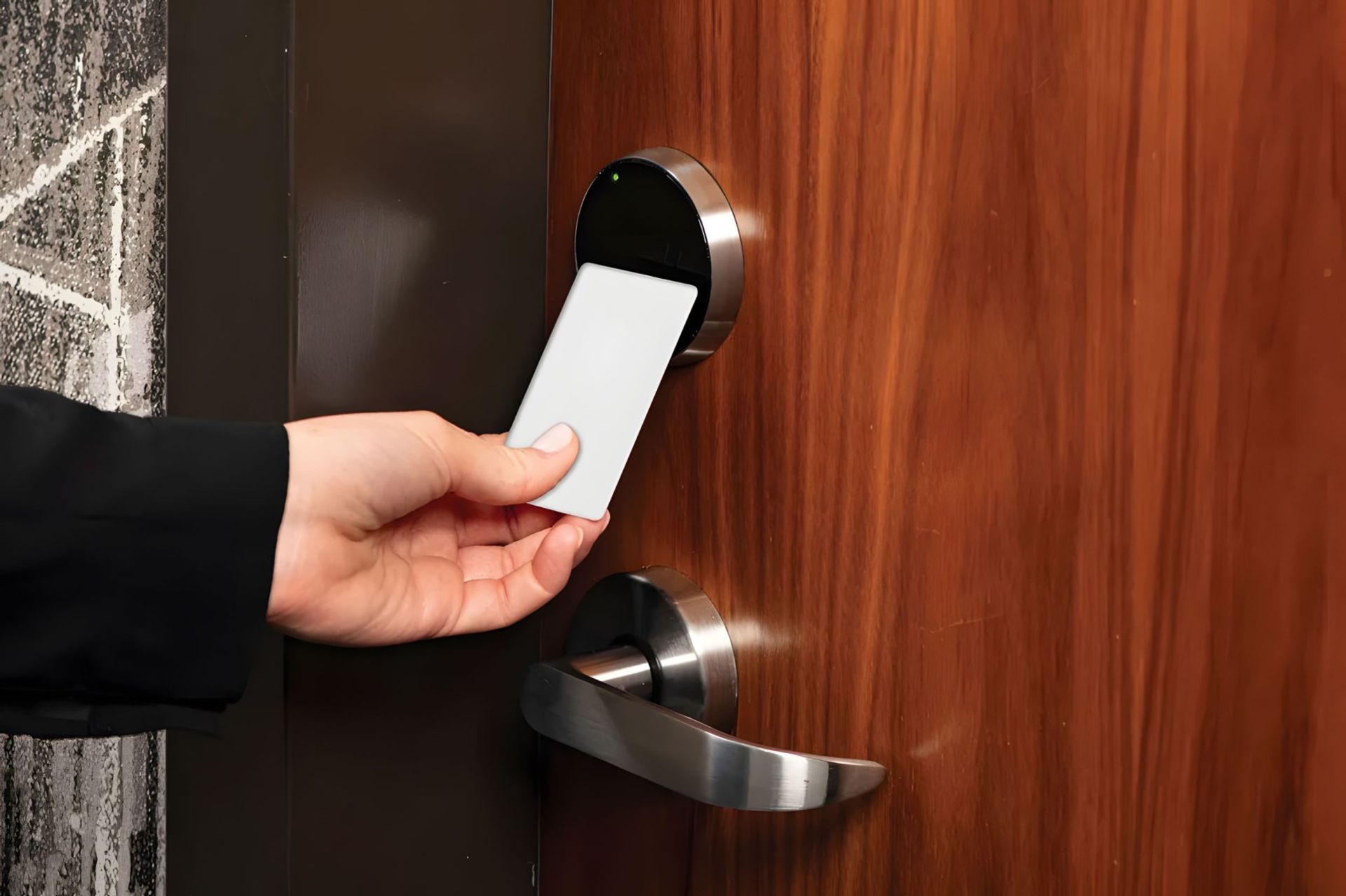 بازکردن در هتل با کارت و دستگاه مجهز به RFID