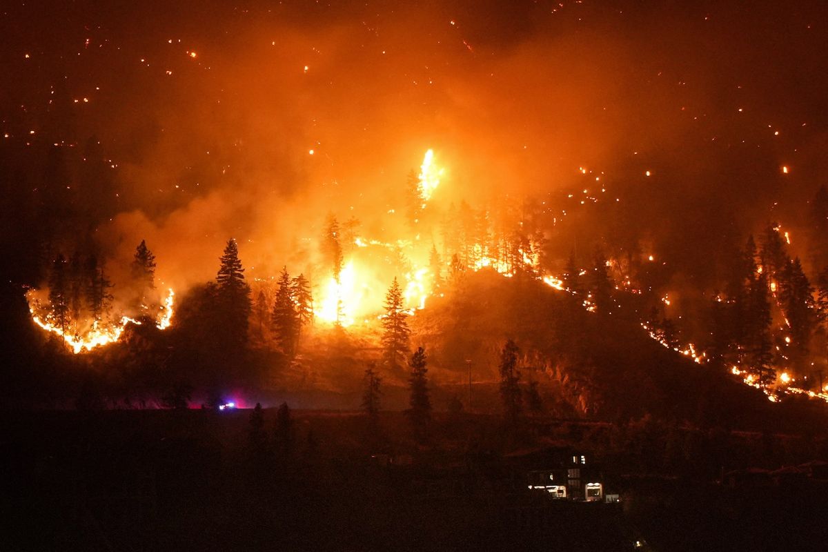 آتش‌سوزی جنگلی مک‌دوگال کریک در دامنه کوه در غرب کلونا، کانادا