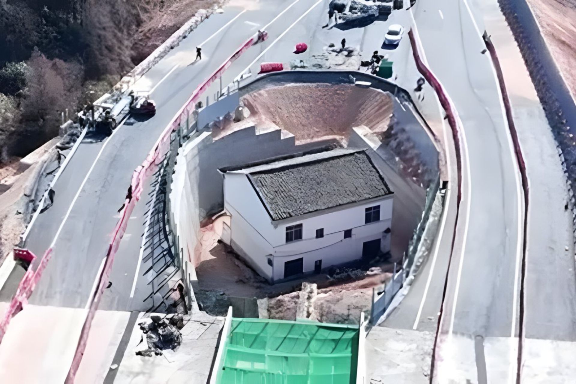 خانه وسط بزرگراه در چین