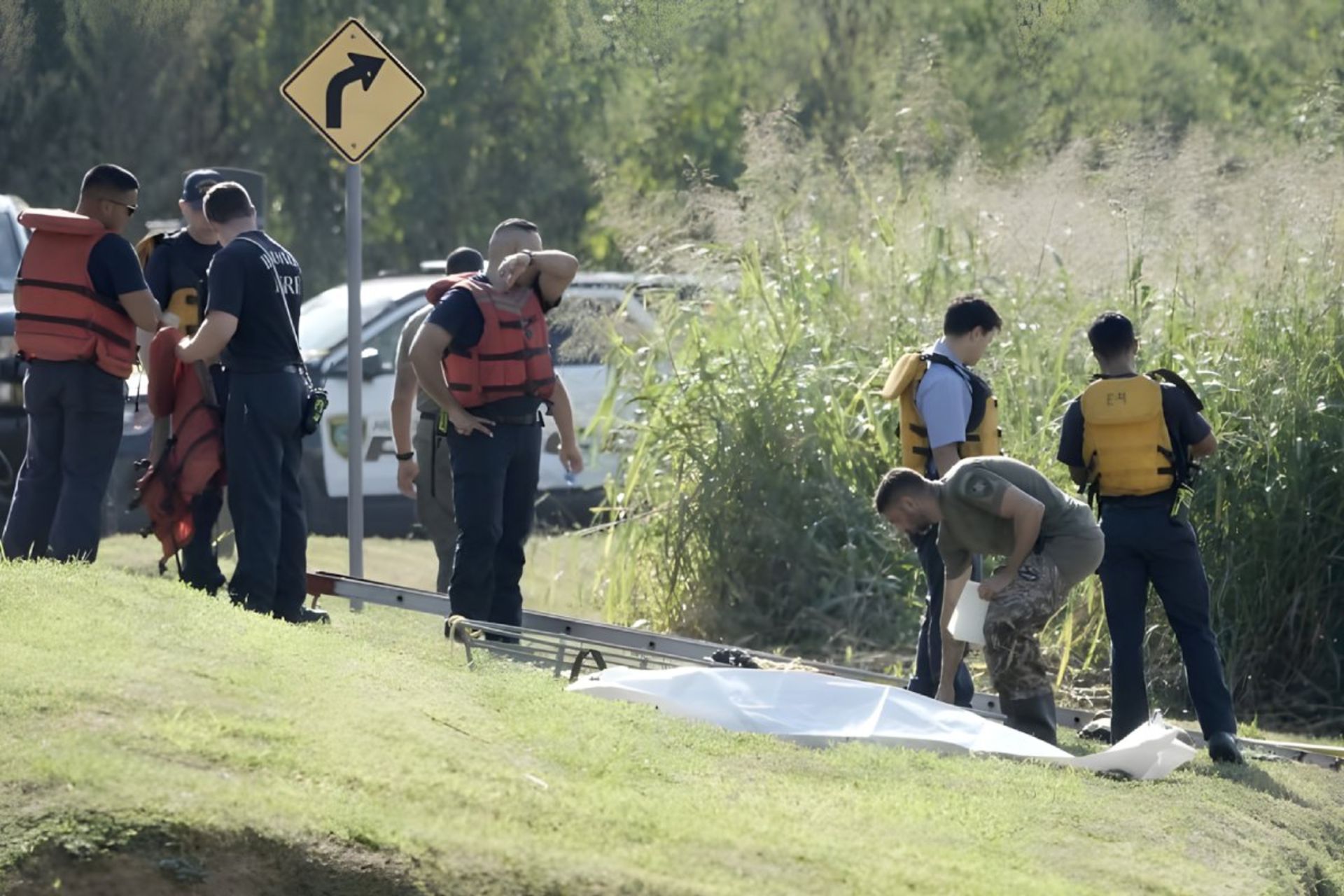 مقامات هیوستون و پلیس بالای سر جسد