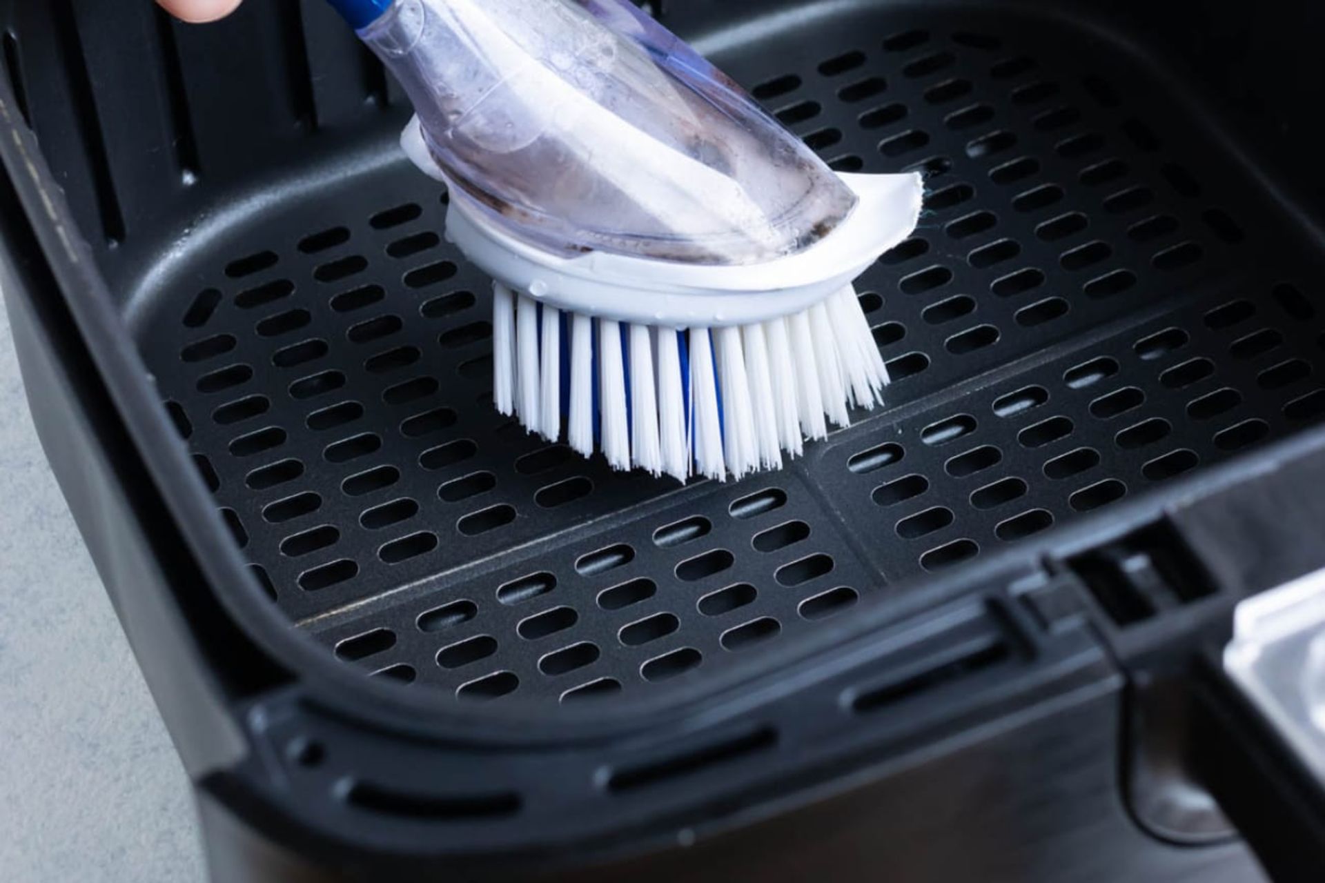 پاک‌سازی سبد و سینی هواپز با برس مخصوص