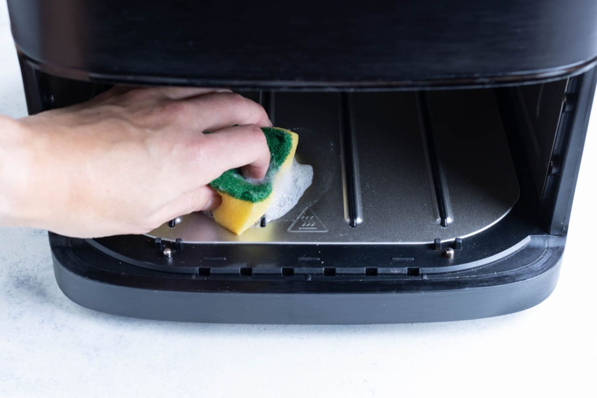 پاک‌سازی محفظه داخلی هواپز با اسفنج نرم