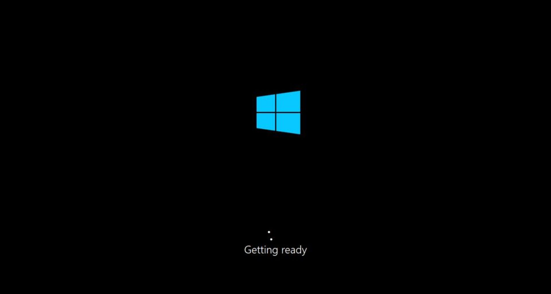 پیام Getting Ready و لوگوی ویندوز ۱۰ با پس‌زمینه مشکی