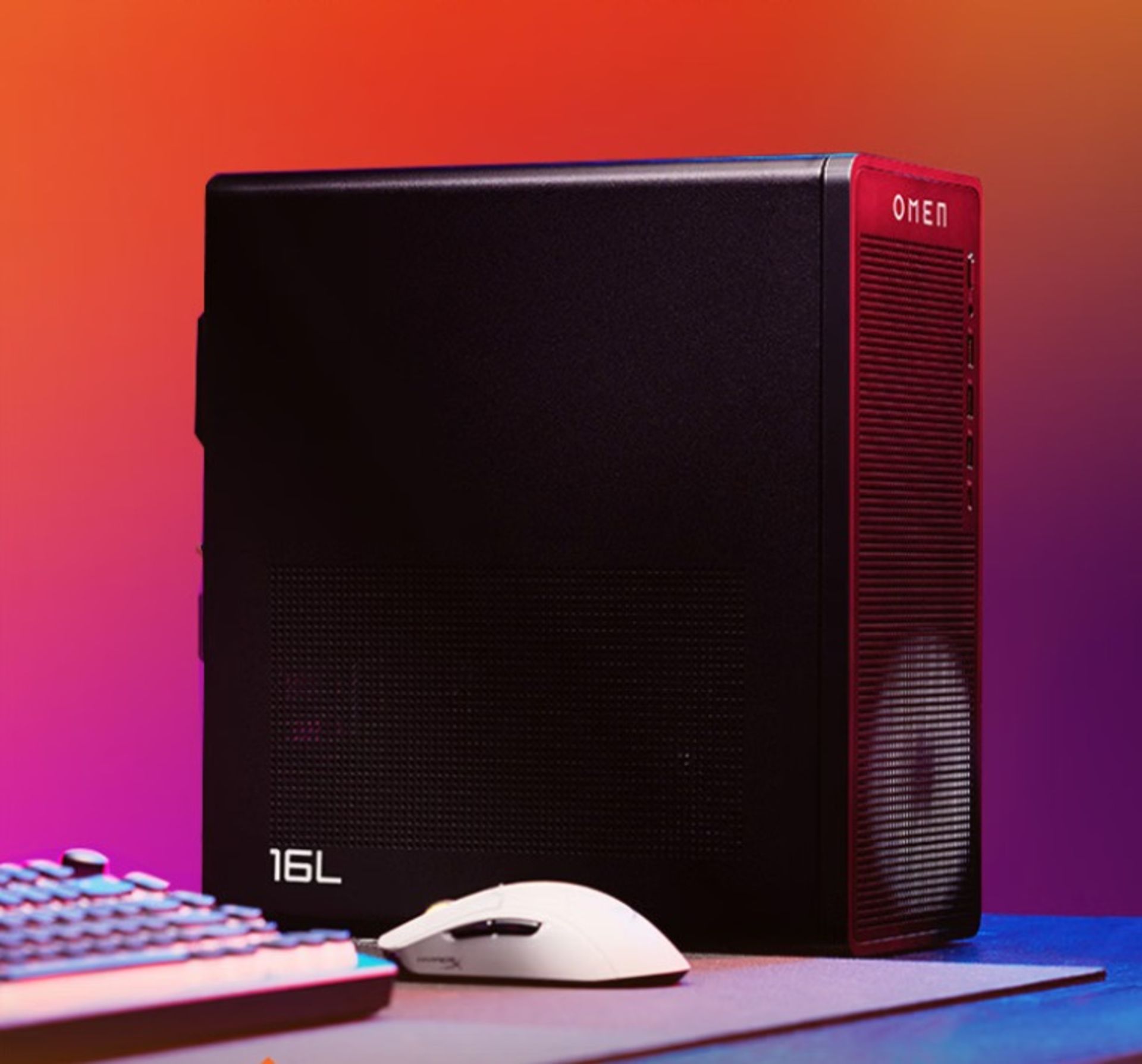 کیس اچ‌پی اومن 16L روی میز کنار ماوس