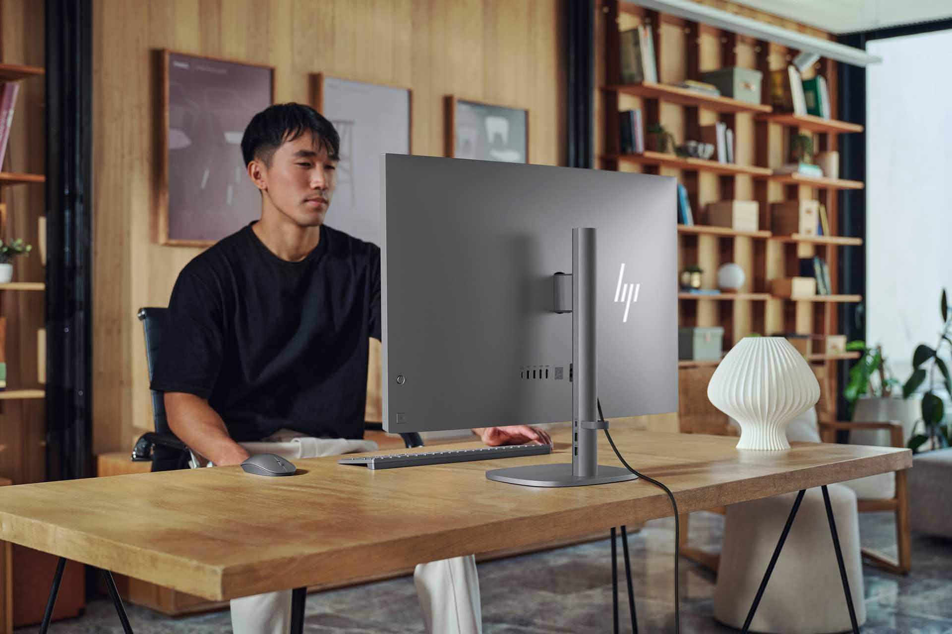 یک مرد جوان جلوی آل‌این‌‌وان OmniStudio X