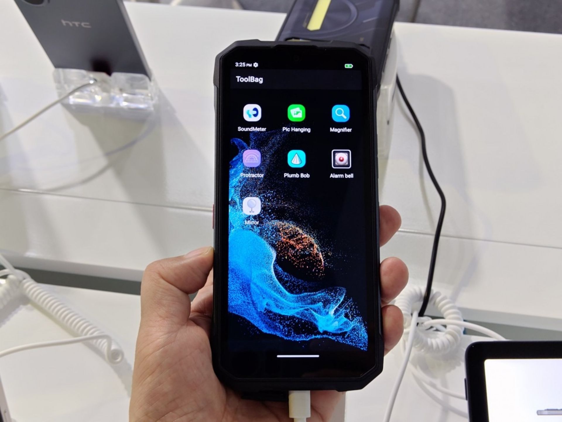 گوشی مقاوم HTC در دست کاربر