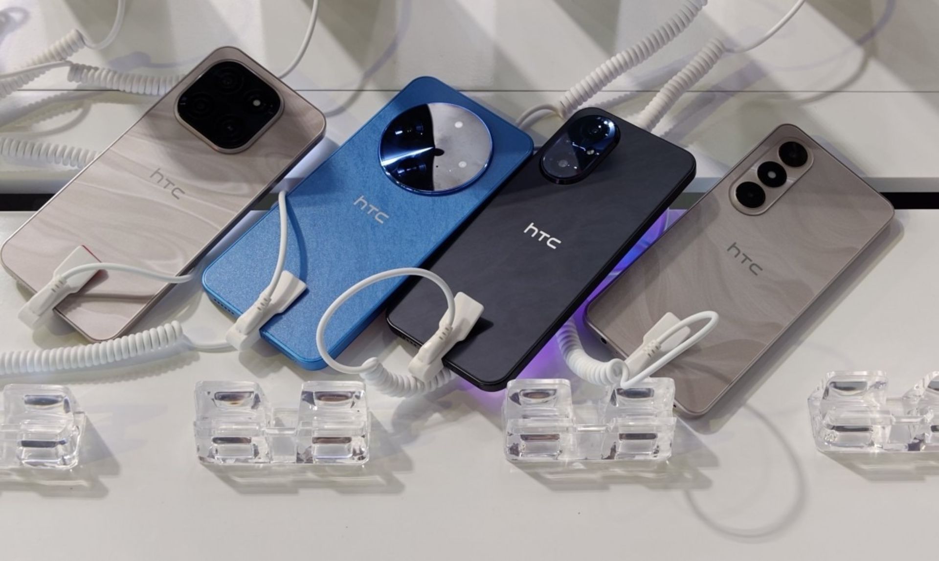 چهار عدد گوشی گوشی HTC از سری Wildfire کنار هم