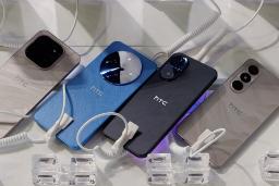 چهار عدد گوشی گوشی HTC از سری Wildfire با ماژول‌های دوربین متفاوت کنار هم