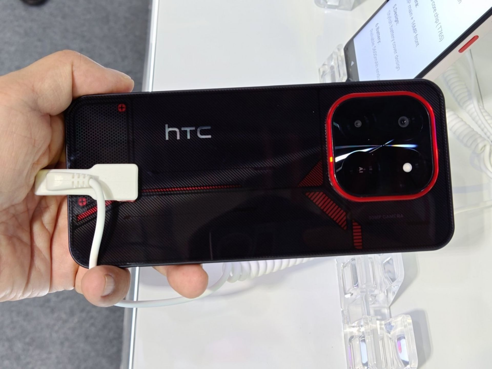 گوشی گیمینگ HTC با پنل پشتی قرمز و مشکی در دست کاربر