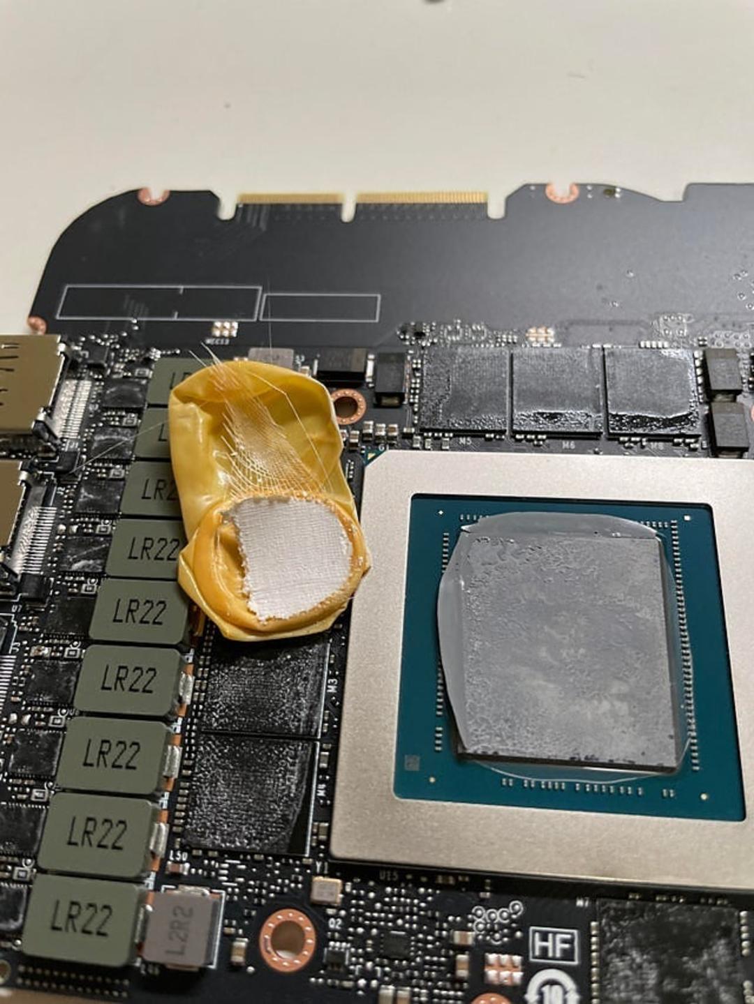 وجود دستکش پلاستیکی داخل کارت گرافیک RTX 3090