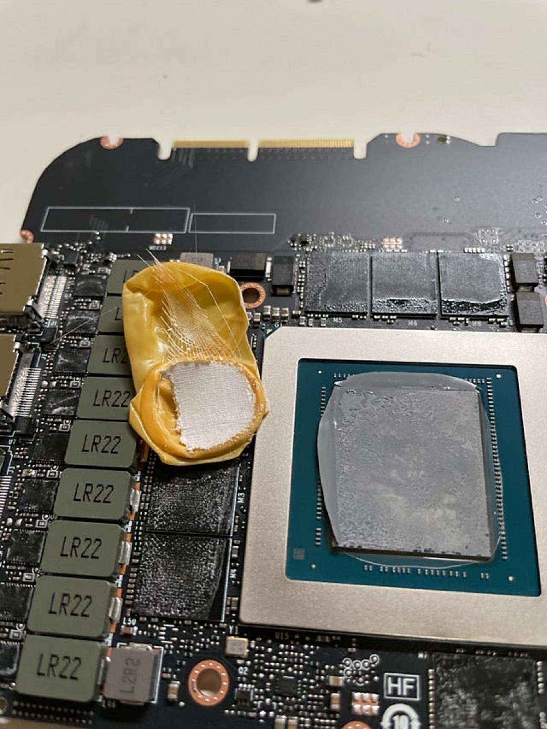 وجود دستکش پلاستیکی داخل کارت گرافیک RTX 3090
