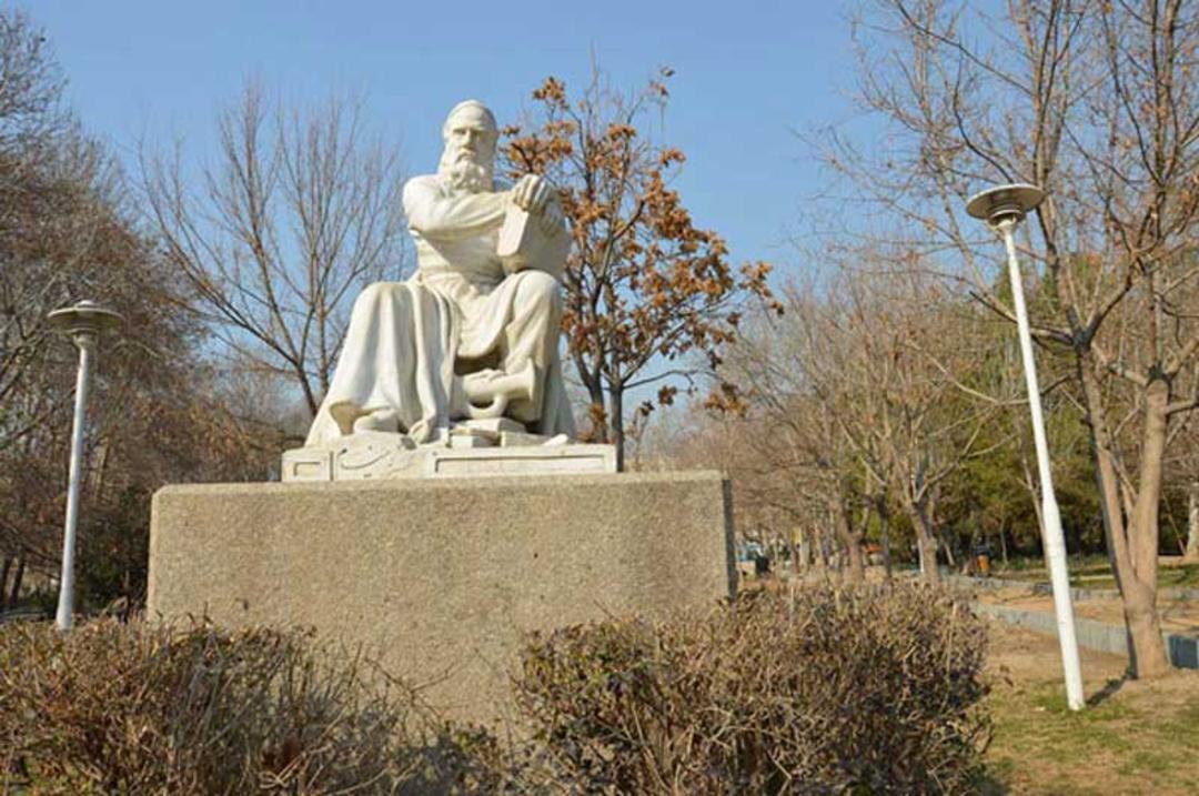 تندیس خیام در پارک لاله