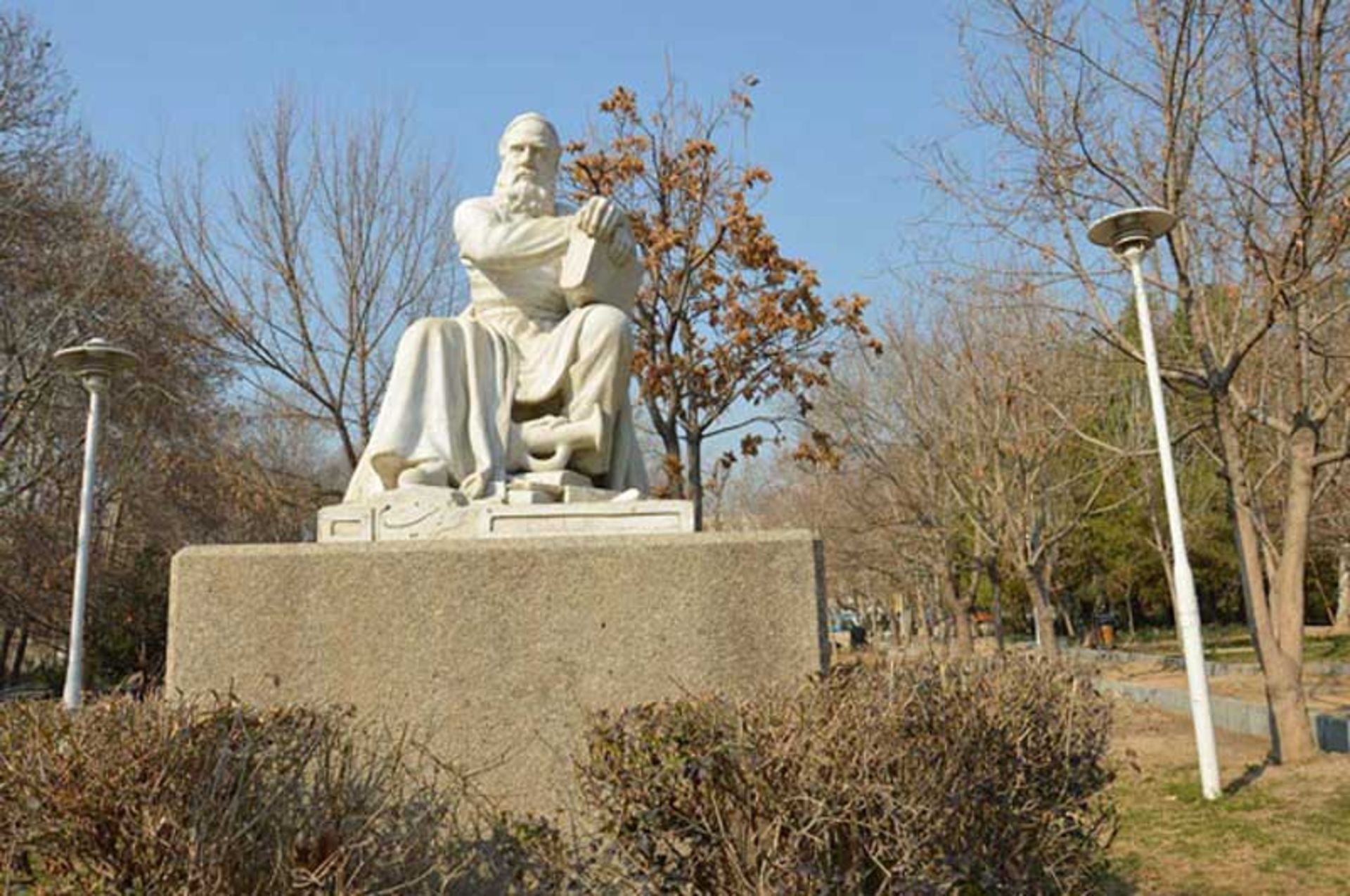 تندیس خیام در پارک لاله