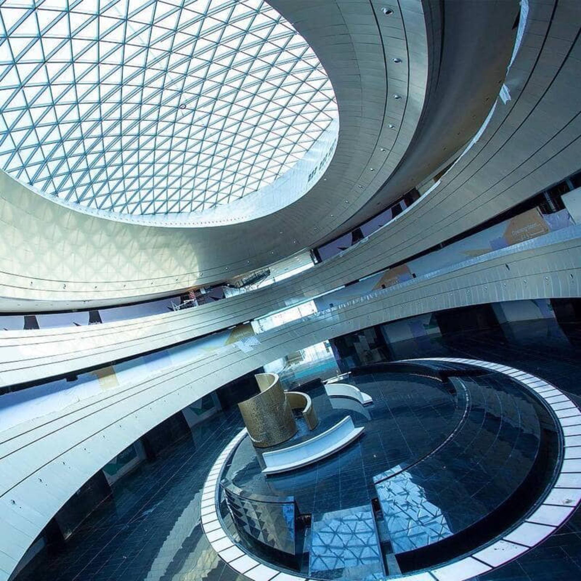 گالری خودرو ایران مال- بازار بزرگ ایران