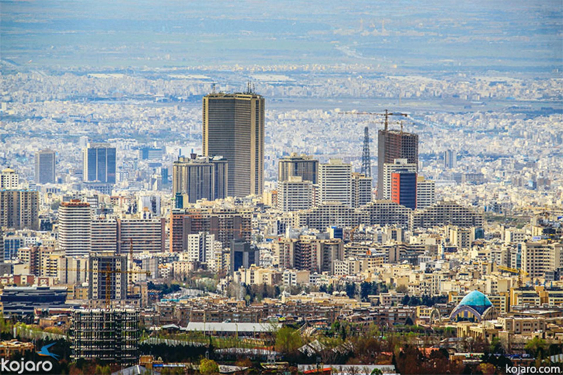 تصویر برج بین‌الملل تهران از فراز بام تهران