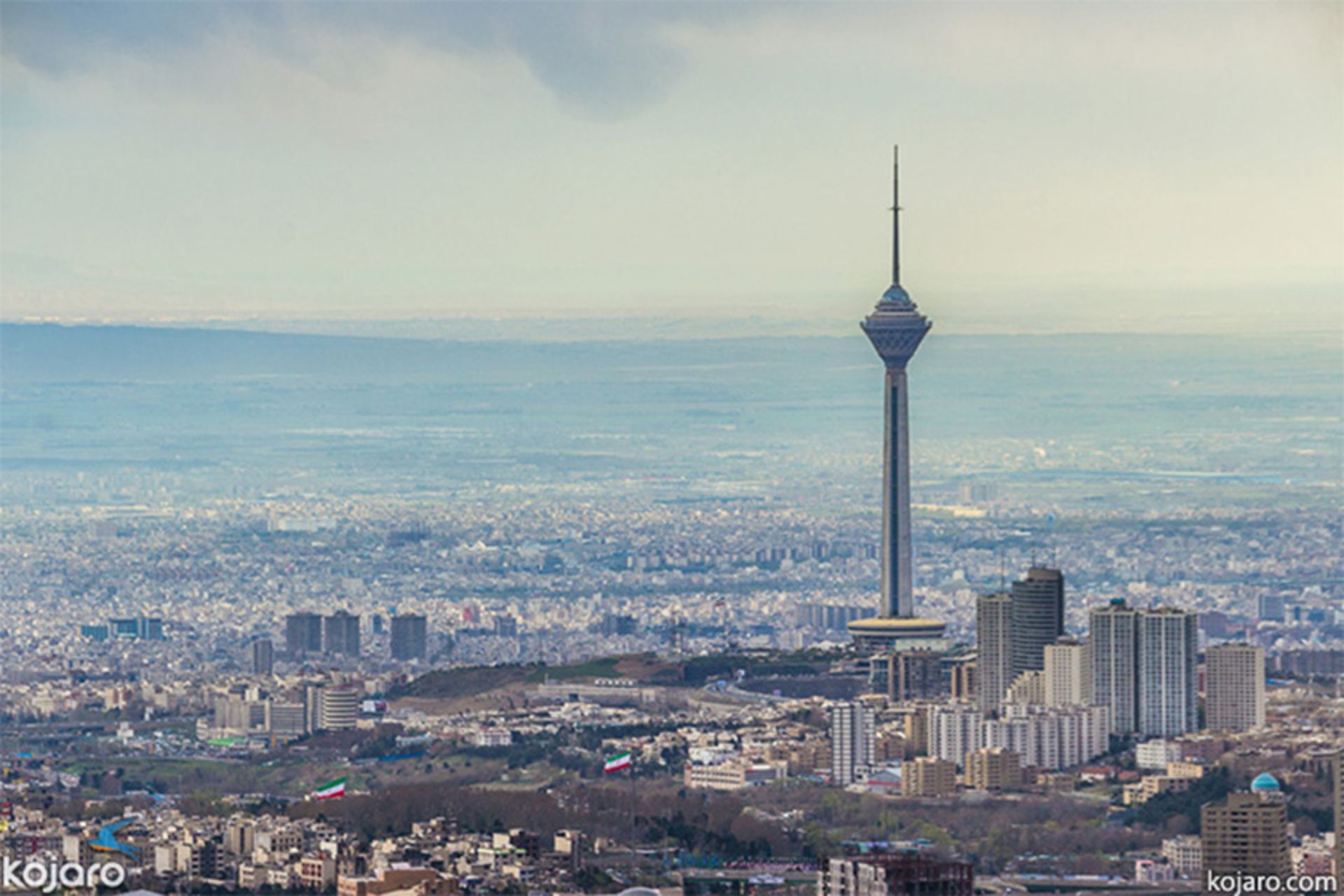 منظره تهران و برج میلاد از بام تهران