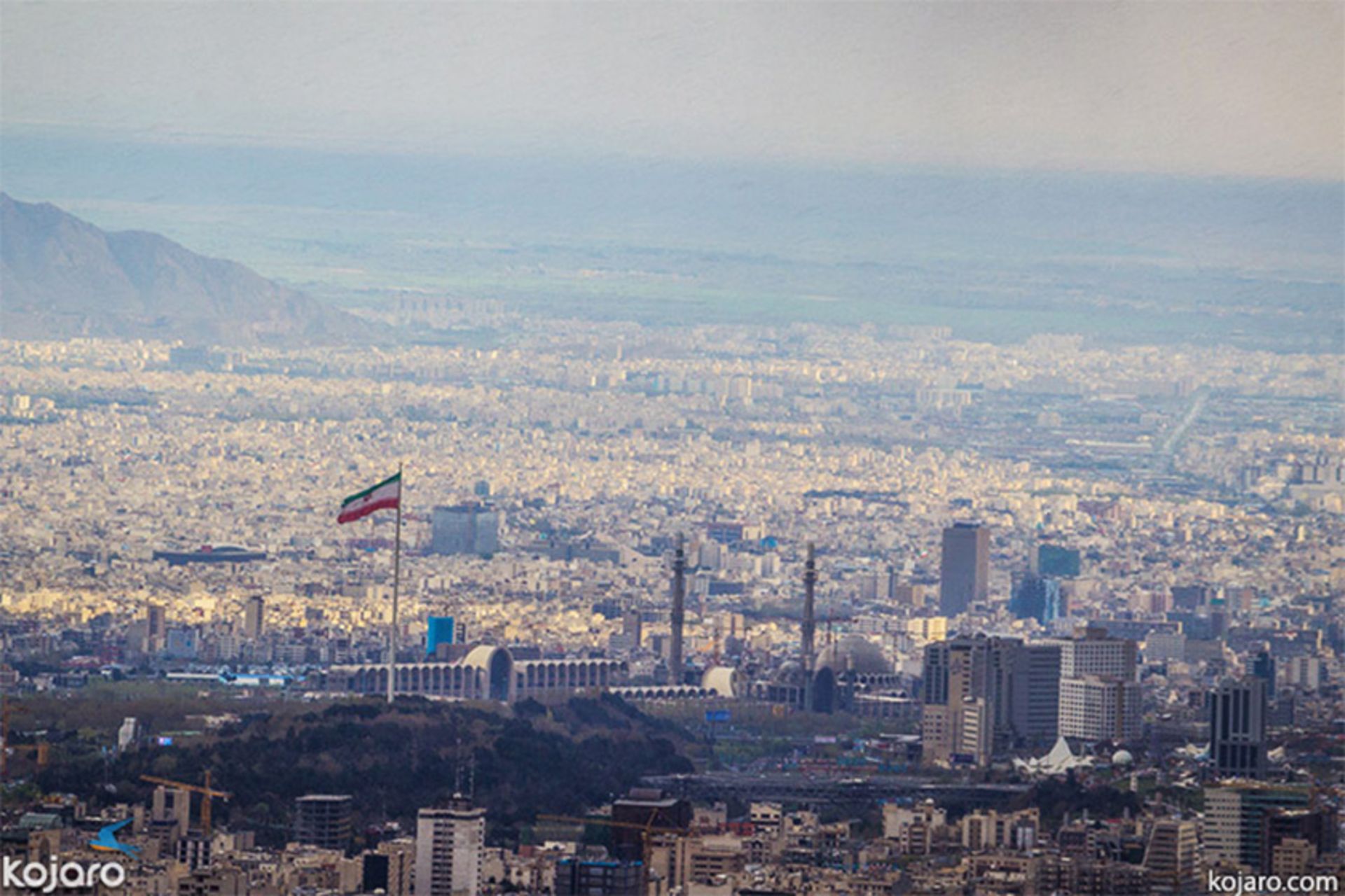 چشم‌انداز مصلّای امام خمینی (ره) از بالای بام تهران