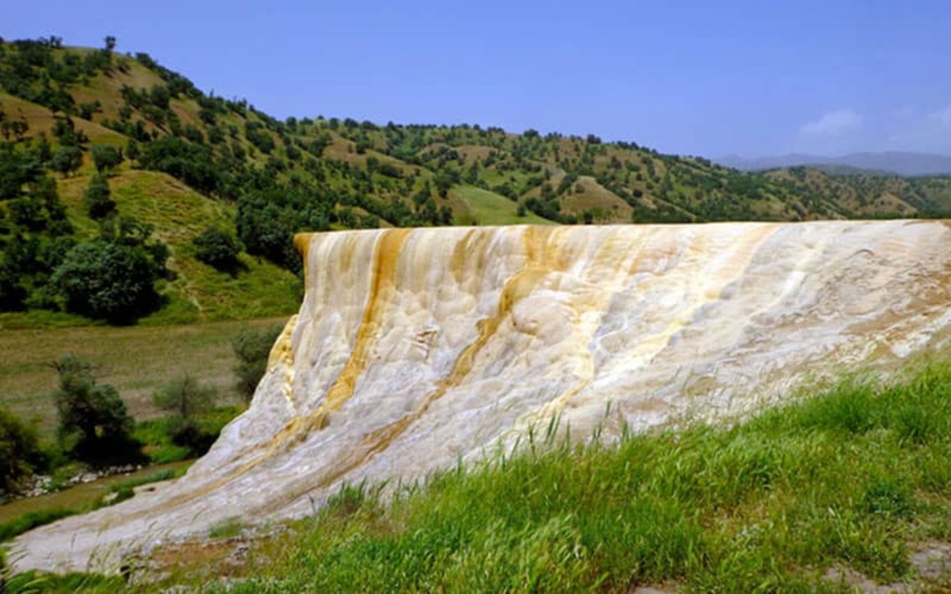 چشمه آب معدنی گراوان