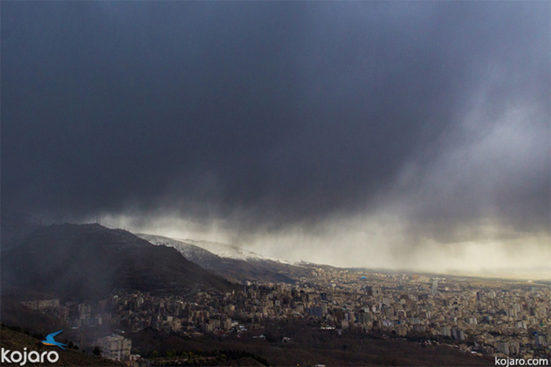 منظره تهران مه گرفته از بام تهران