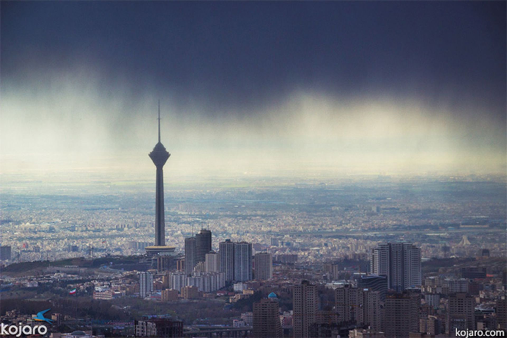 منظره تهران مه گرفته و برج میلاد از بام تهران