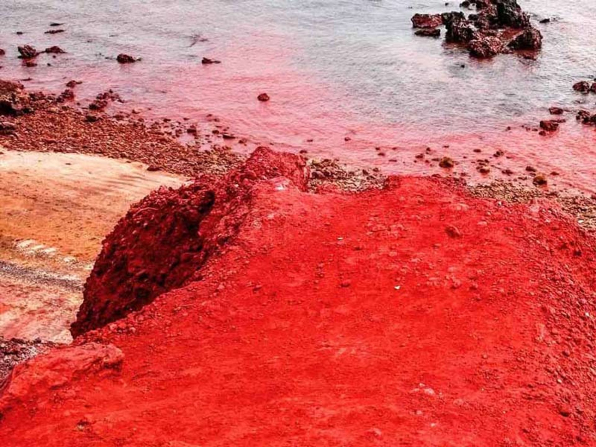 ساحل خاک سرخ هرمز