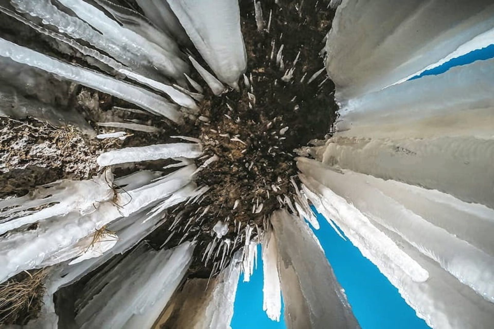 قندیل هایی که از سقف جهنم دره آویزان شده اند. عکس از مهدی راد