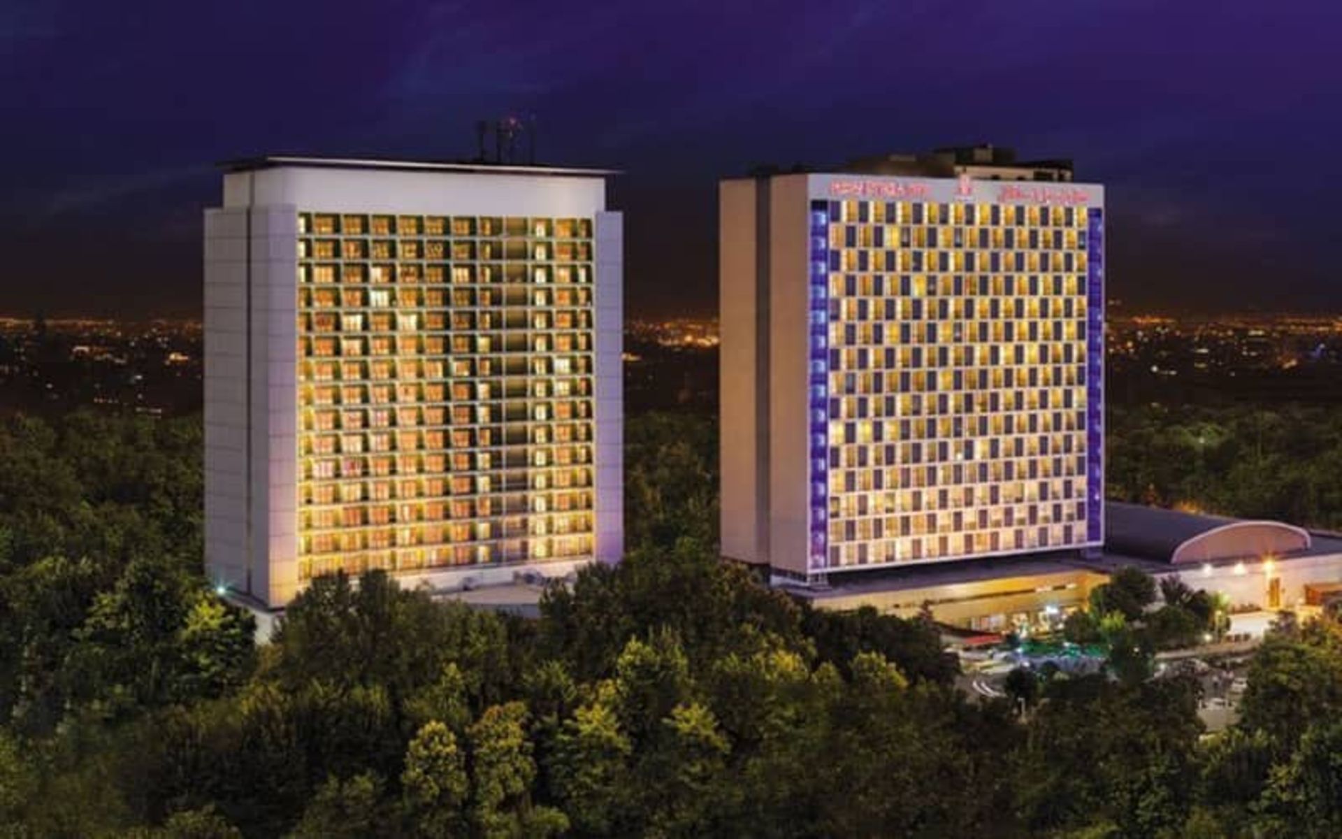 دو برج بلند در تاریکی شب