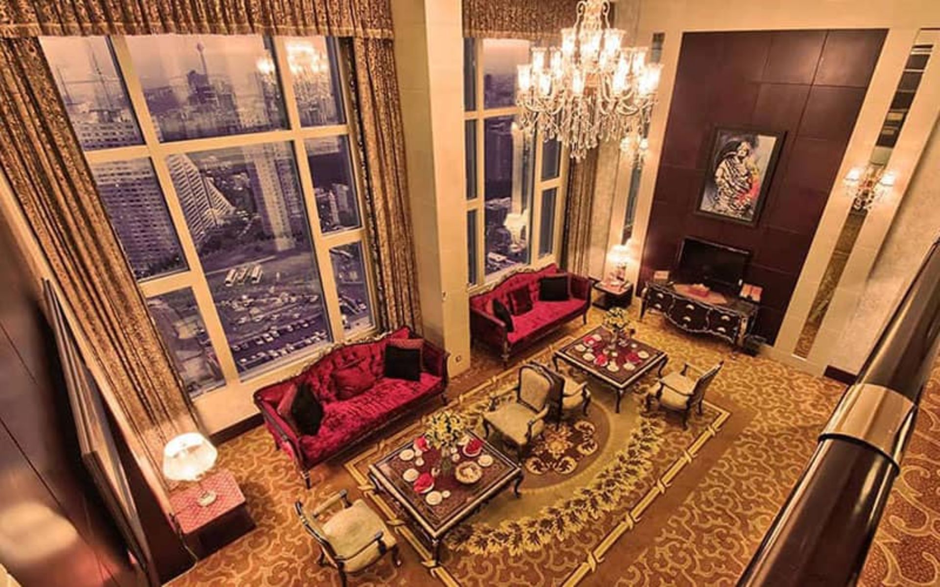 اتاقی لوکس با چشم اندازی از برج میلاد