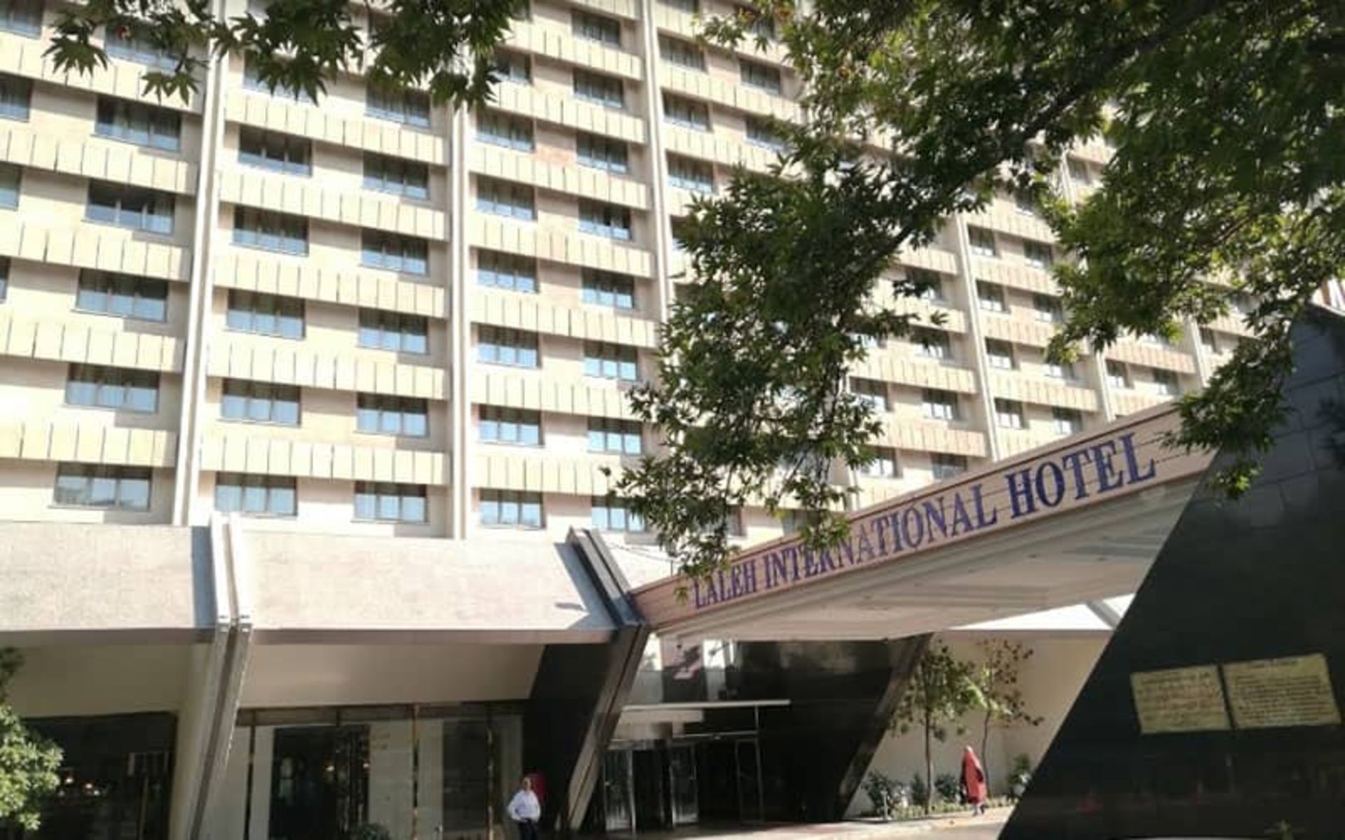 ورودی هتل لاله