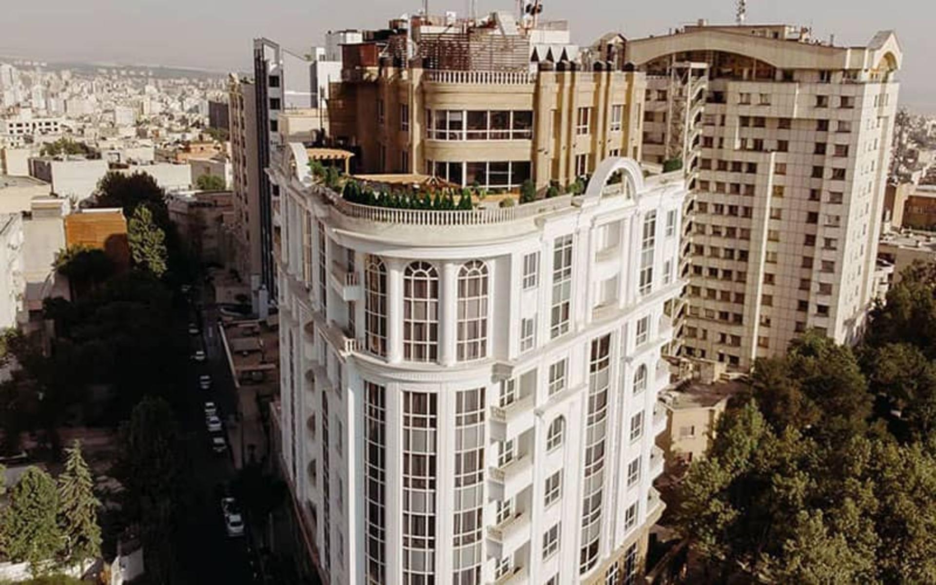 ساختمانی سفید رنگ در تقاطع خیابان
