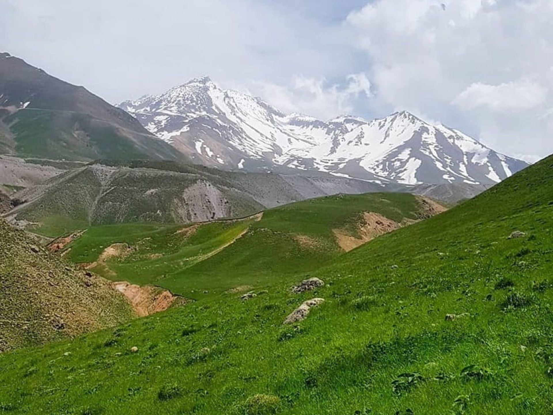 طبیعت سرسبز و کوه های اطراف جهنم درسی مشگین شهر