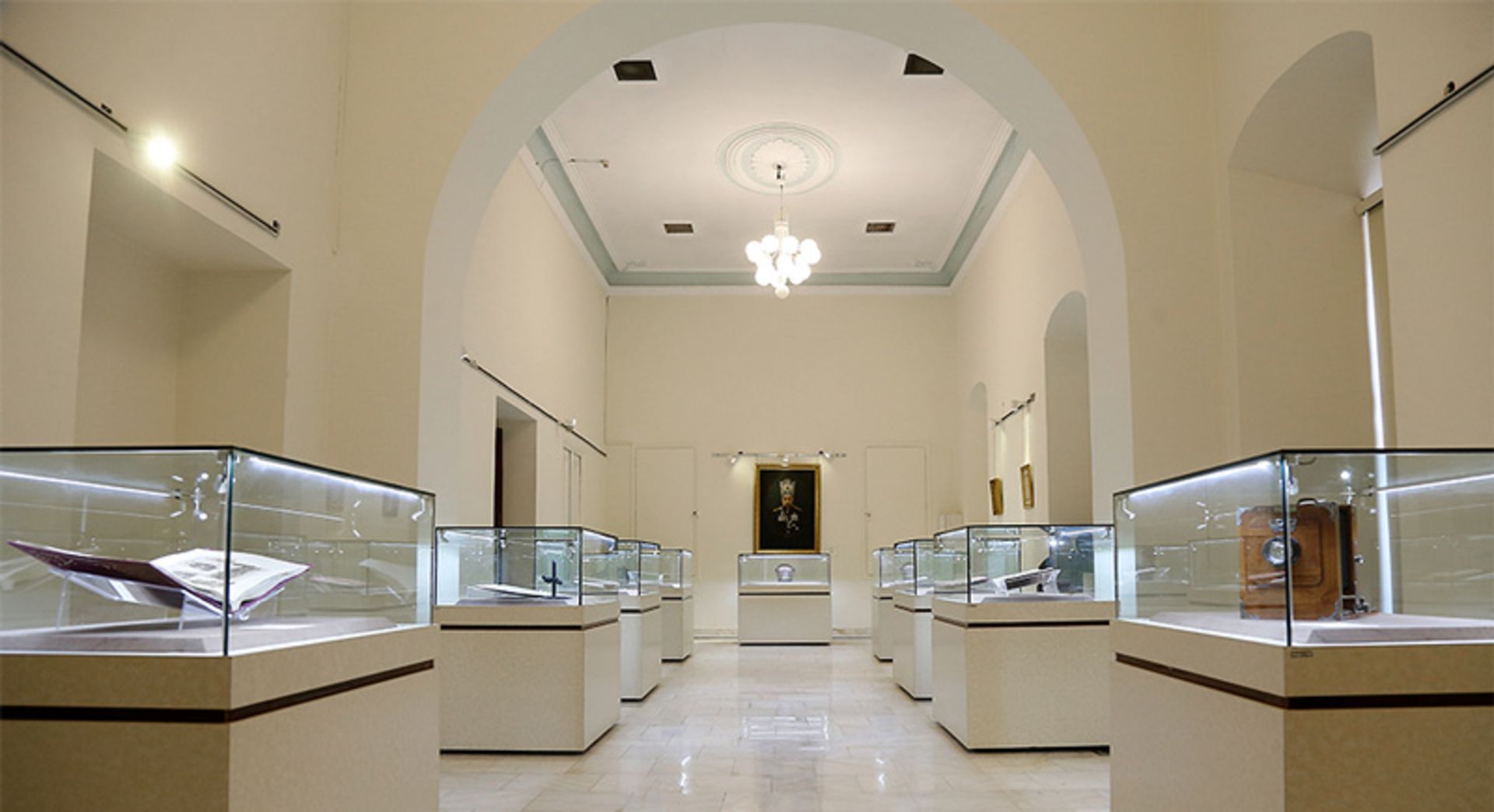 محفظه‌های شیشه‌ای در موزه جهان نمای کاخ نیاوران