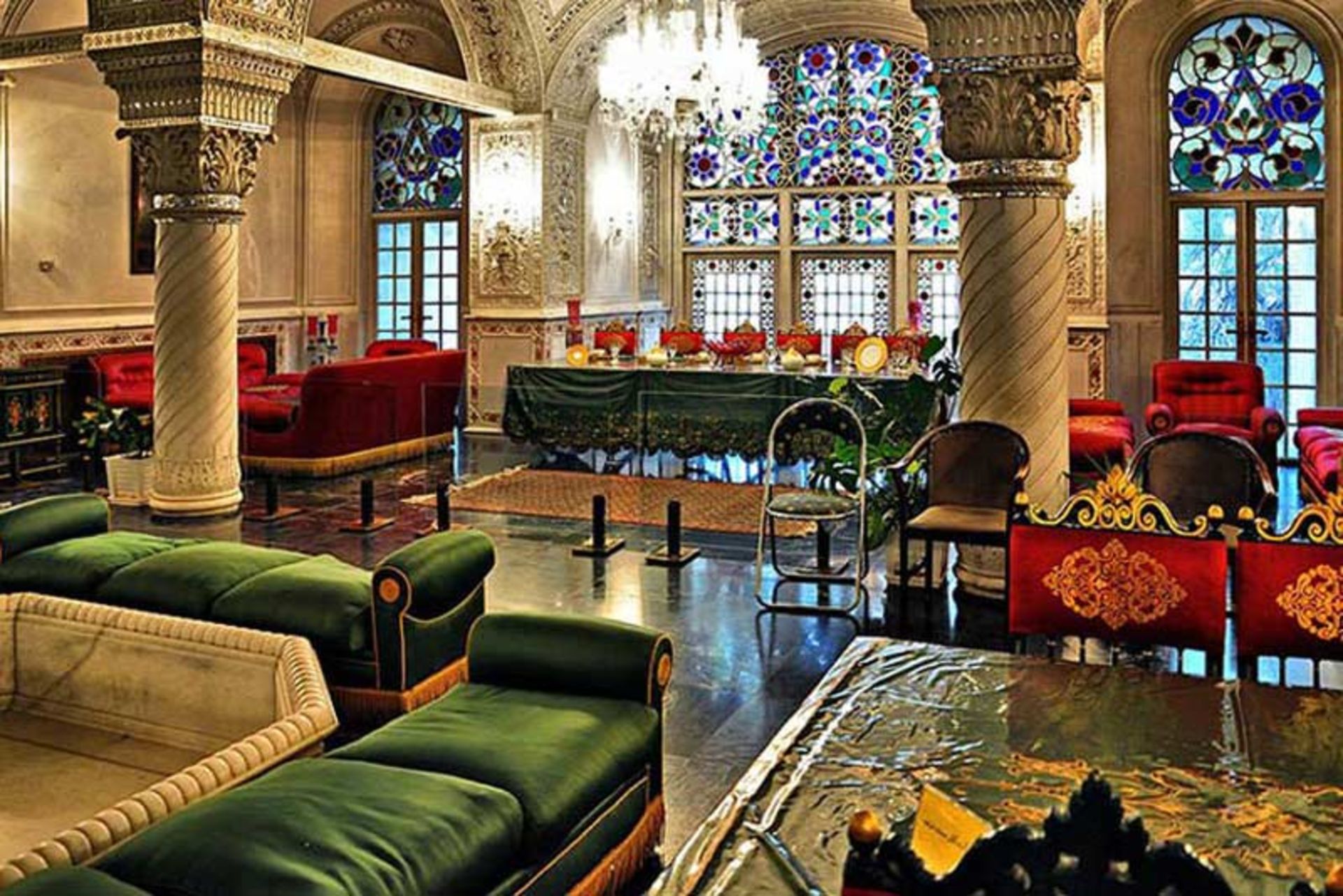 سالن پذیرایی کاخ صاحبقرانیه با مبلمان مختلف و ستون‌های زیبا