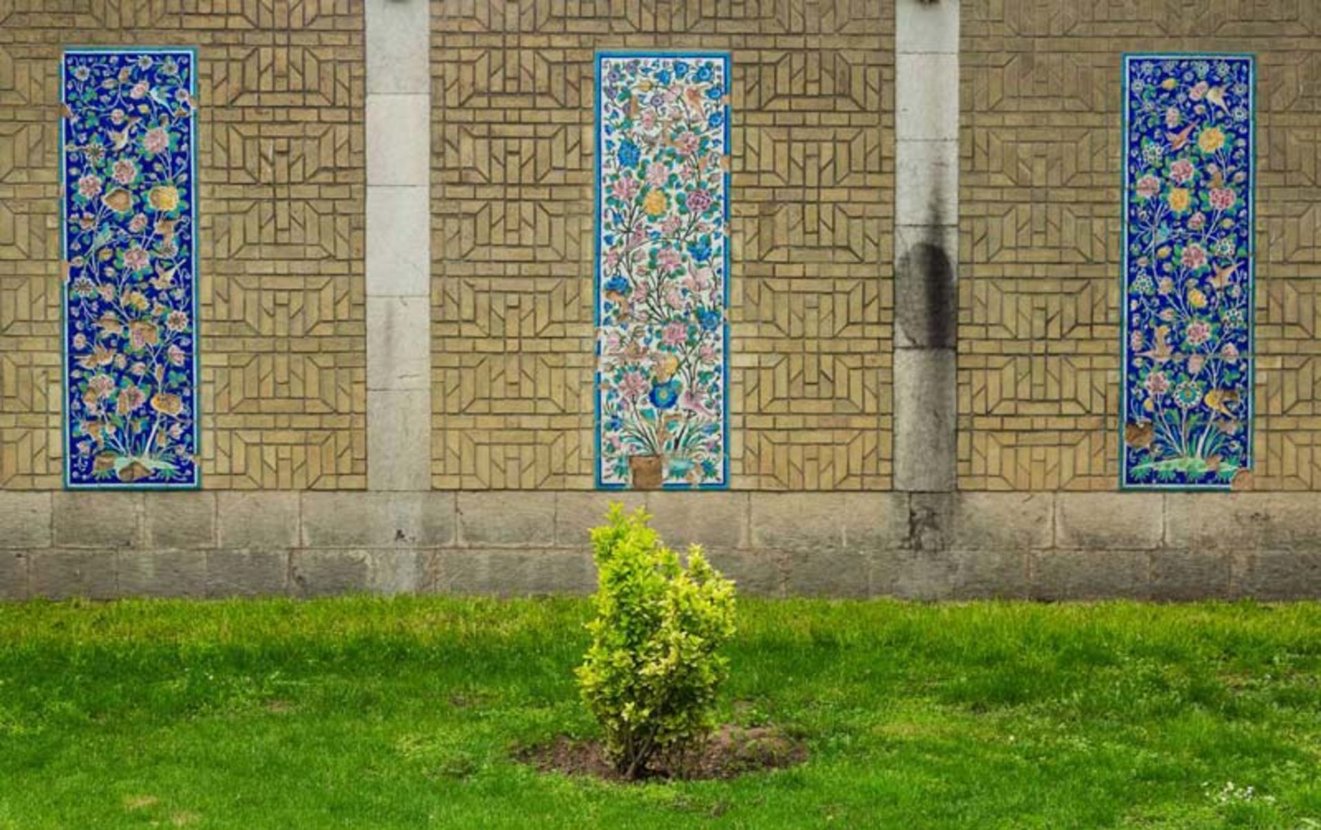 کاشی کاری‌های تالار آبی کاخ نیاوران در محوطه باغ نیاوران