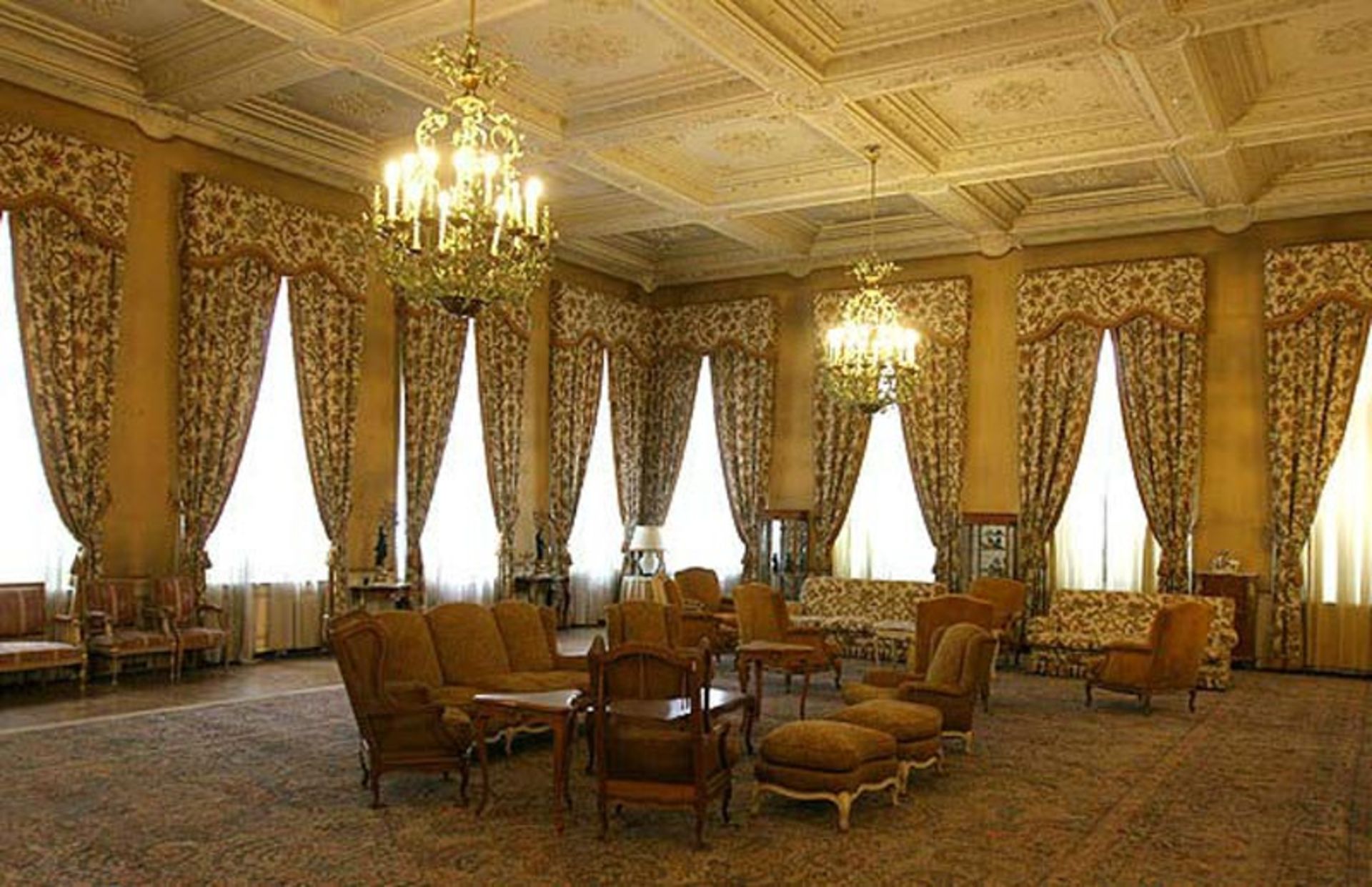 نمایی از اتاق پذیرایی کاخ نیاوران با مبلمان و پرده‌های زیبا