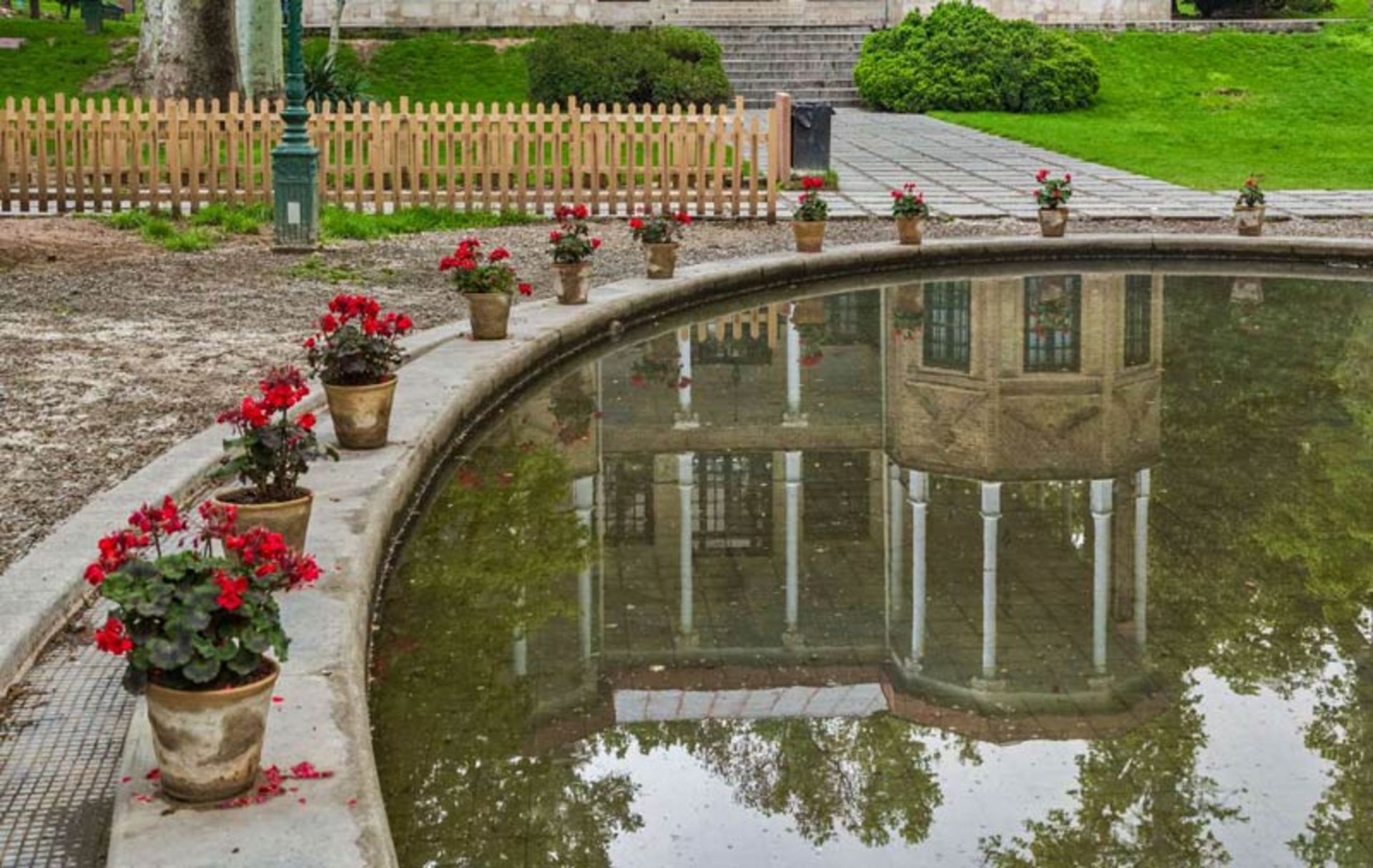 حوض روبه‌روی عمارت کوشک احمد شاهی با گلدان‌های گل در کاخ نیاوران