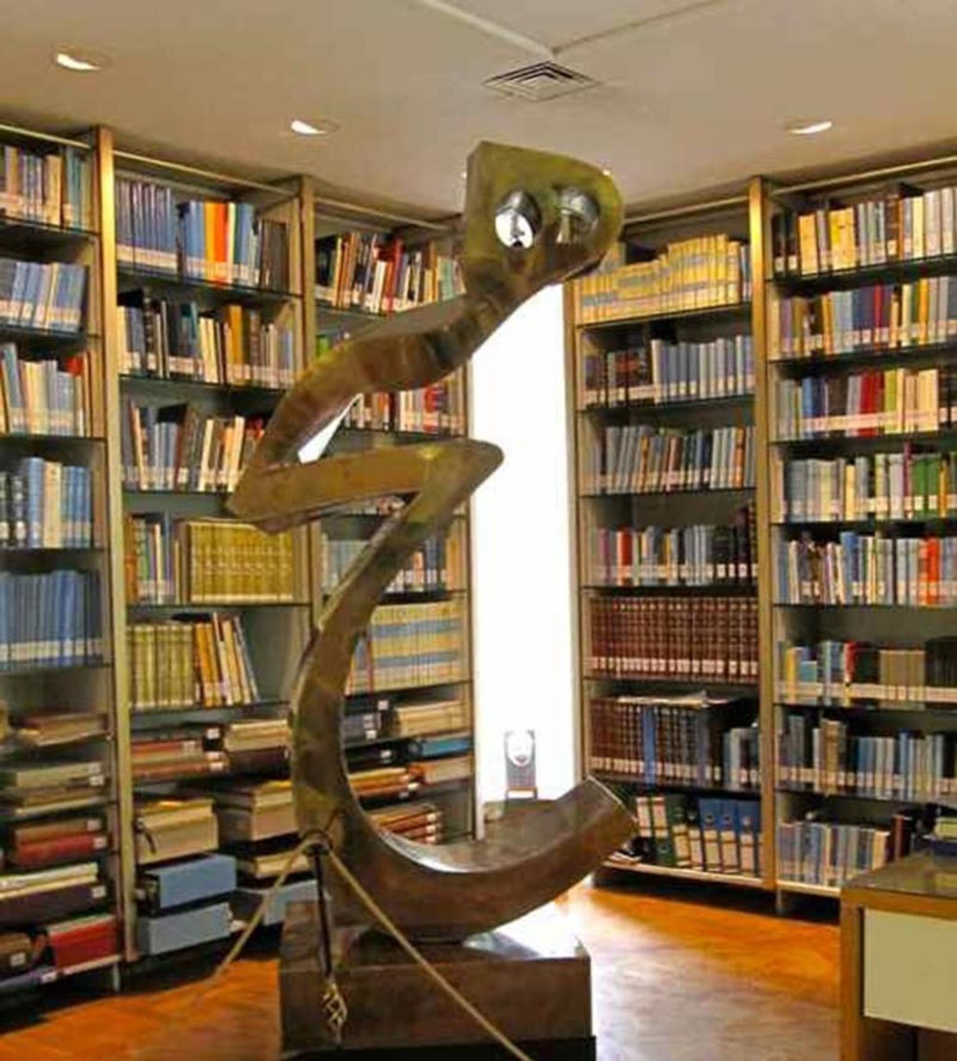 کتابخانه اختصاصی کاخ نیاوران و تندیس هیچ در کتابخانه