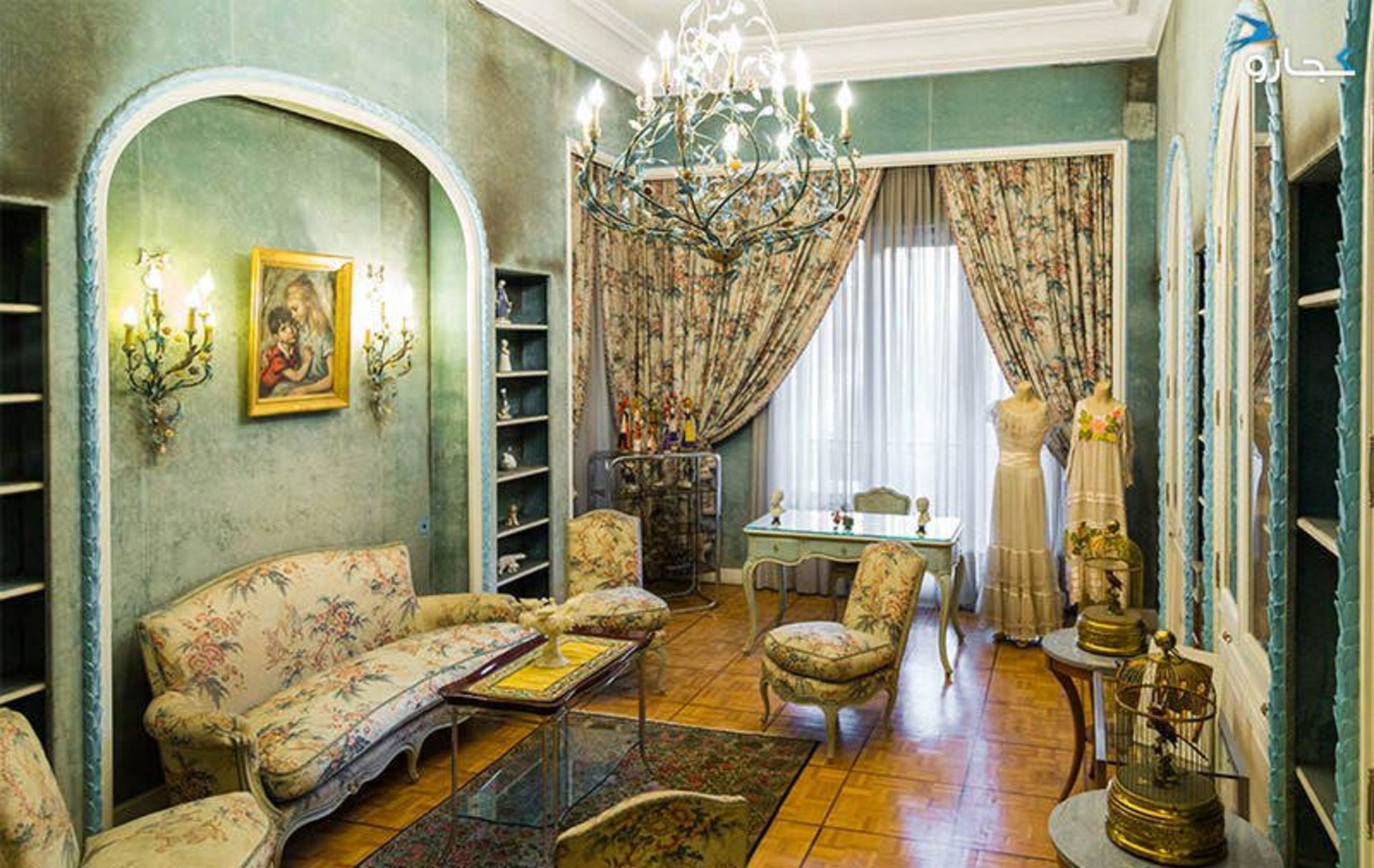 اتاق استراحت نیمروزی کاخ نیاوران با مبلمان و پرده‌های زیبا