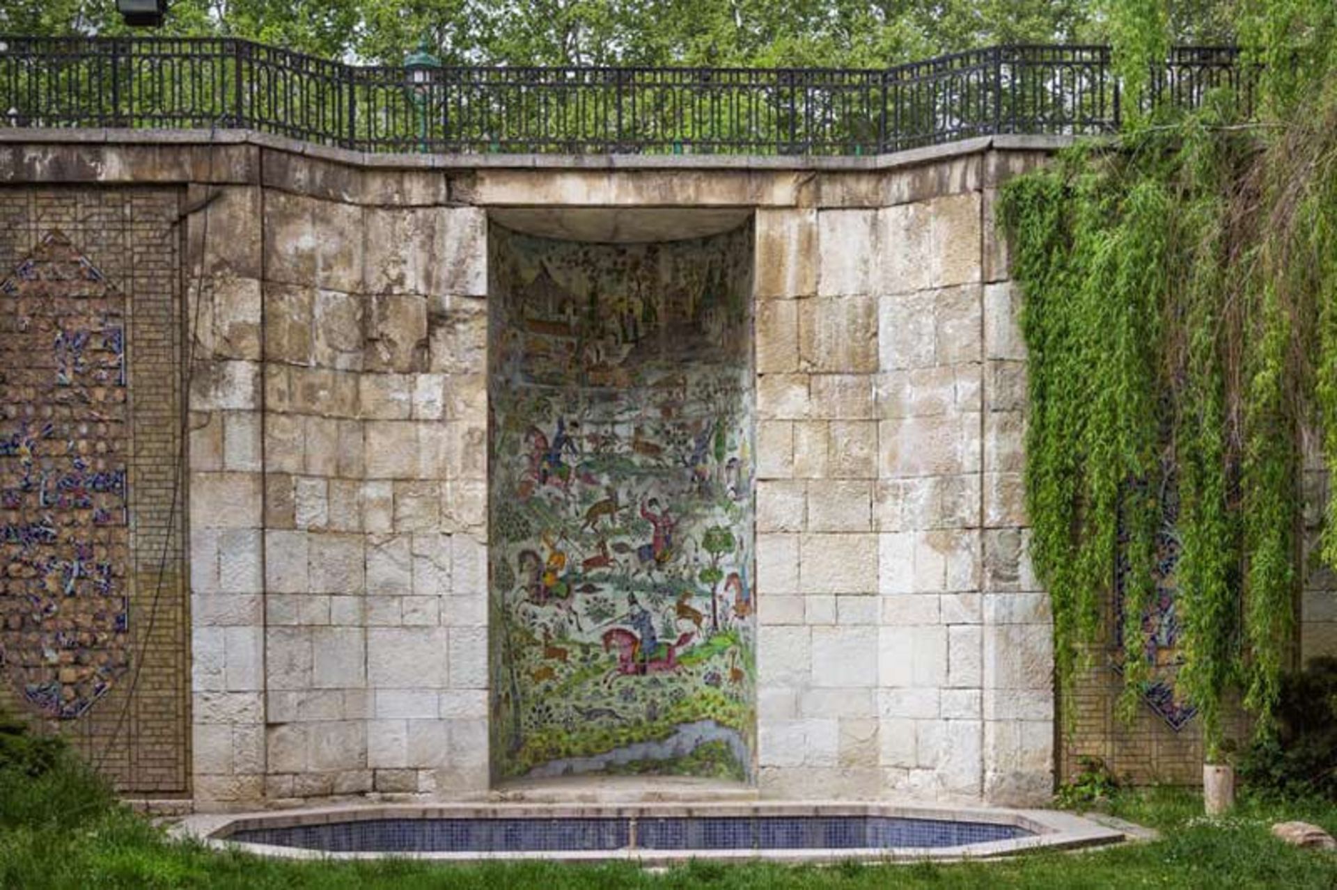 کاشی کاری‌های آسیب دیده در تالار آبی کاخ نیاوران