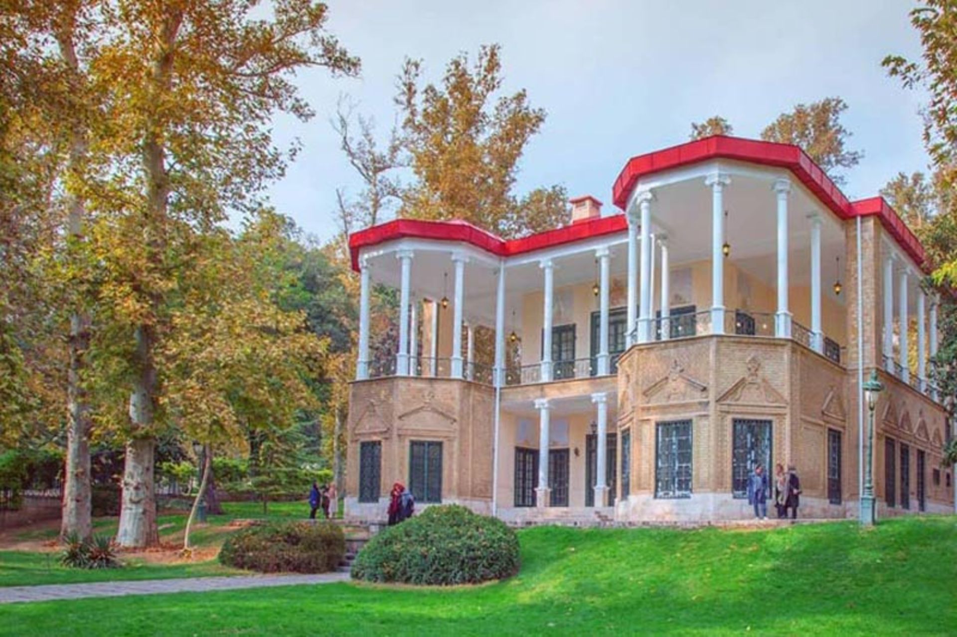 نمای ورودی عمارت کوشک احمد شاهی در محوطه باغ نیاوران