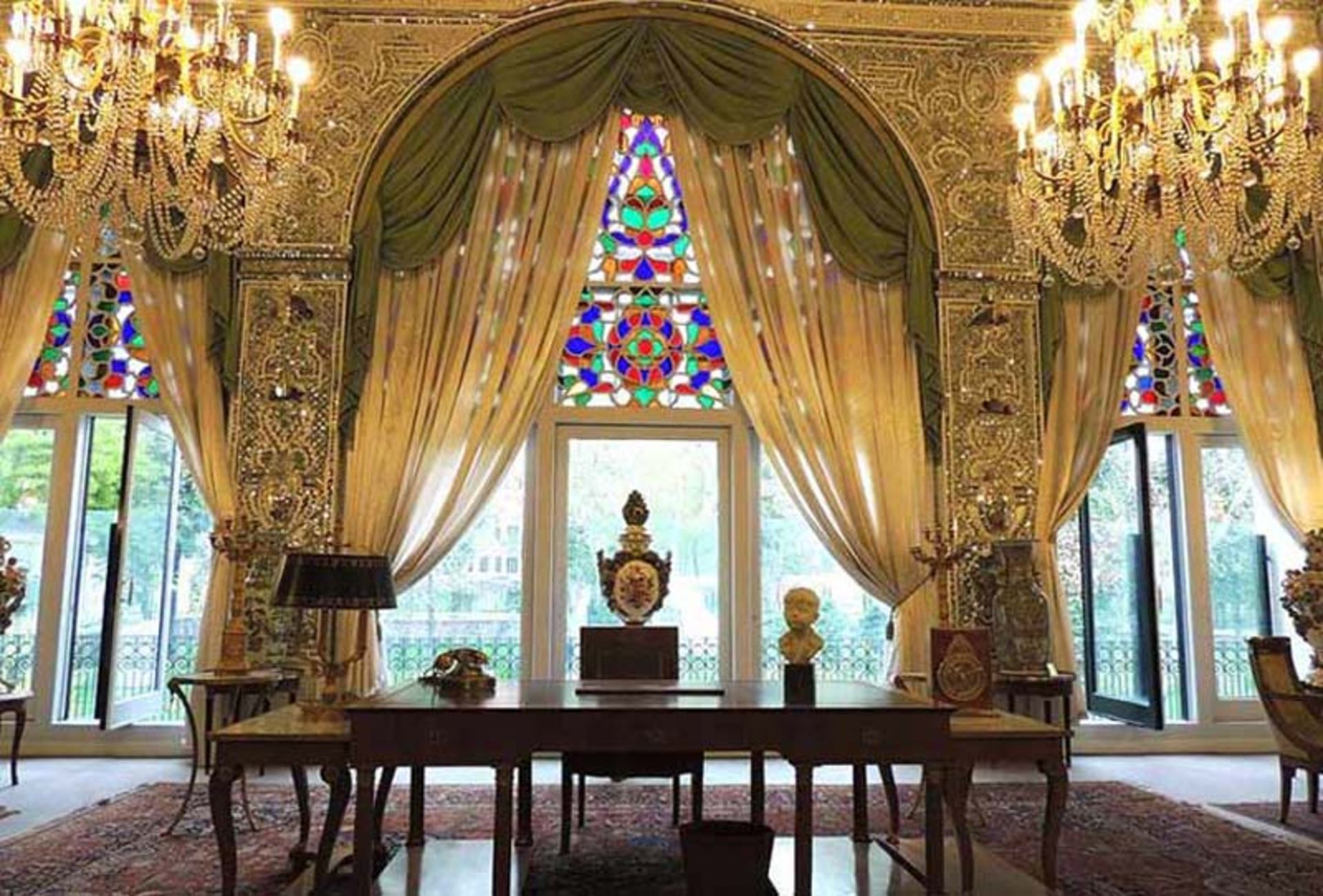 میز کار محمد رضا پهلوی در شمال کاخ صاحبقرانیه و پرده‌های زیبای اتاق