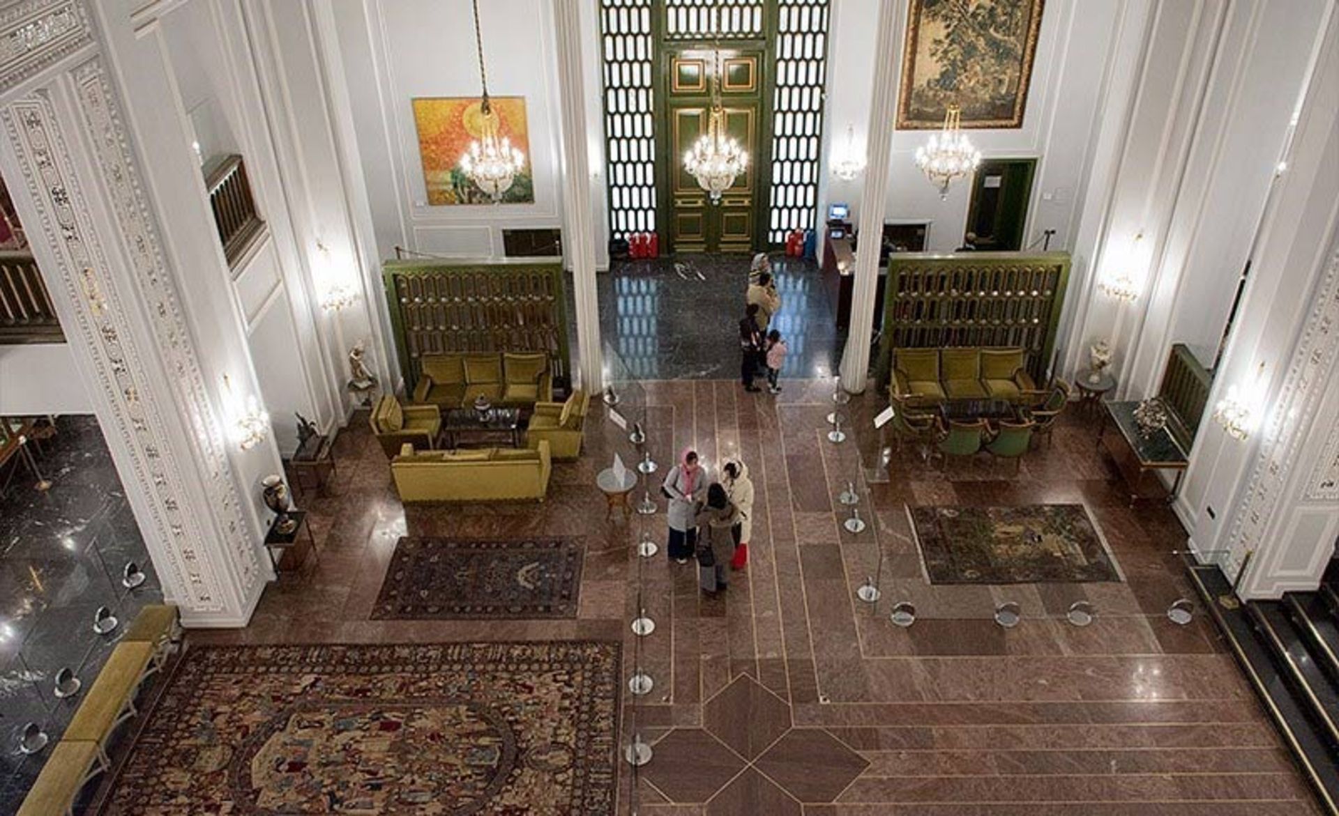 نمایی از بالا در داخل کاخ نیاوران از ورودی اصلی آن