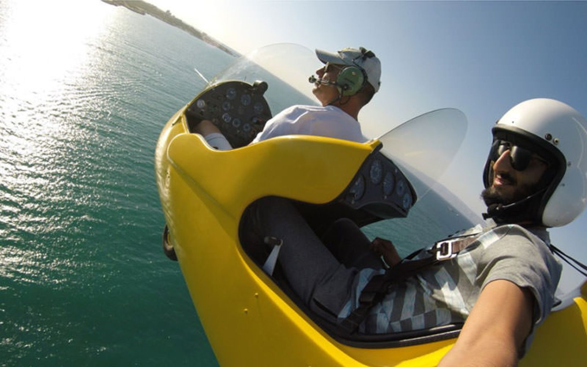 جایروکوپتر زردرنگ بر فراز دریای خلیج فارس